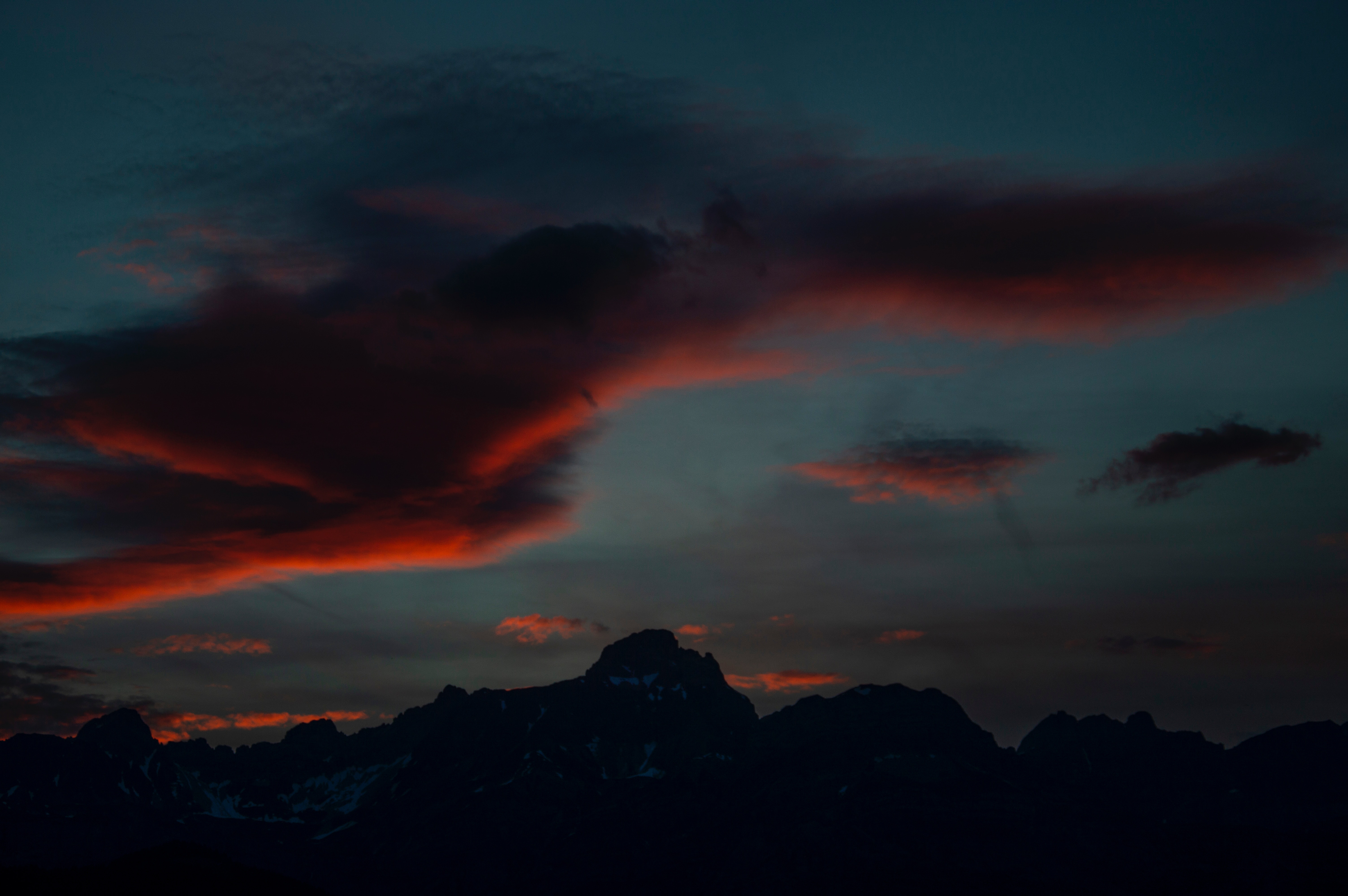 129564壁紙のダウンロード自然, スカイ, 山脈, 雲, 闇, 暗い, 夕暮れ, 薄明-スクリーンセーバーと写真を無料で