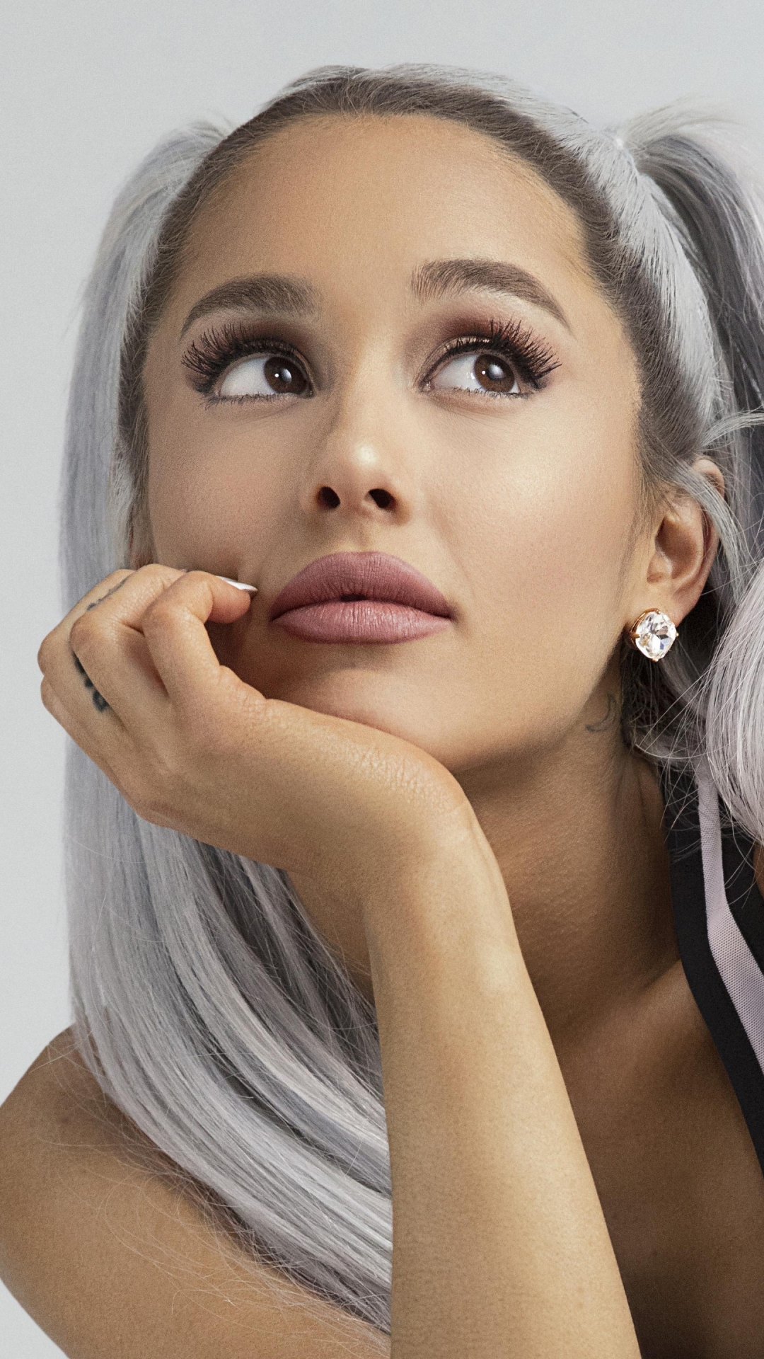 Handy-Wallpaper Sänger, Ohrringe, Braune Augen, Berühmtheiten, Weißes Haar, Darstellerin, Ariana Grande, Latina kostenlos herunterladen.