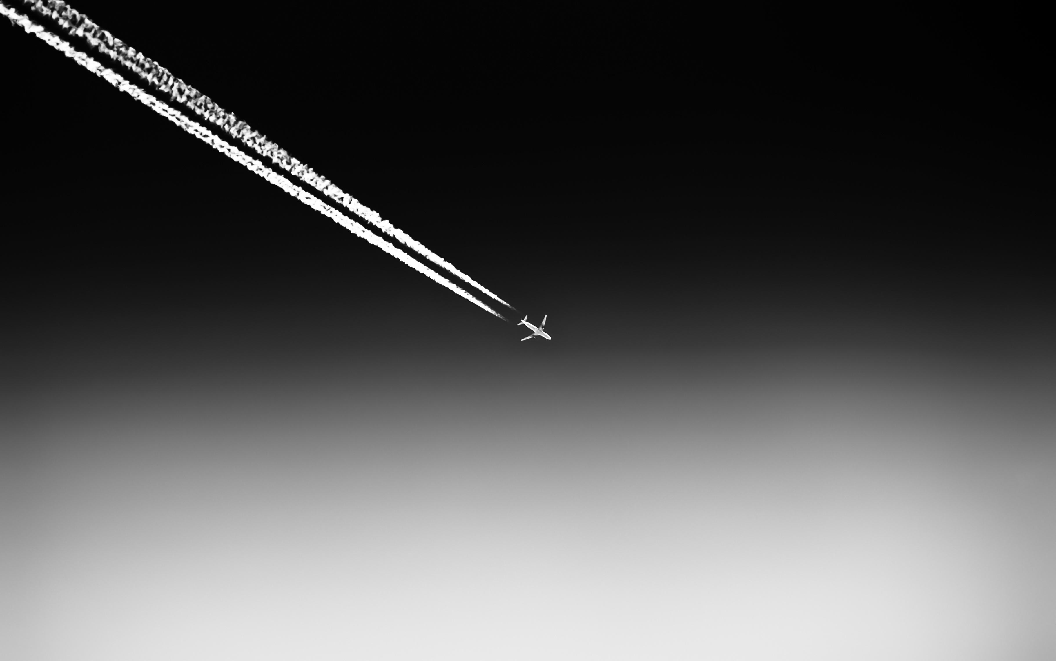 392321 Hintergrundbild herunterladen fahrzeuge, flugzeug, schwarz weiß, minimalistisch, passagierflugzeug, himmel, rauch - Bildschirmschoner und Bilder kostenlos