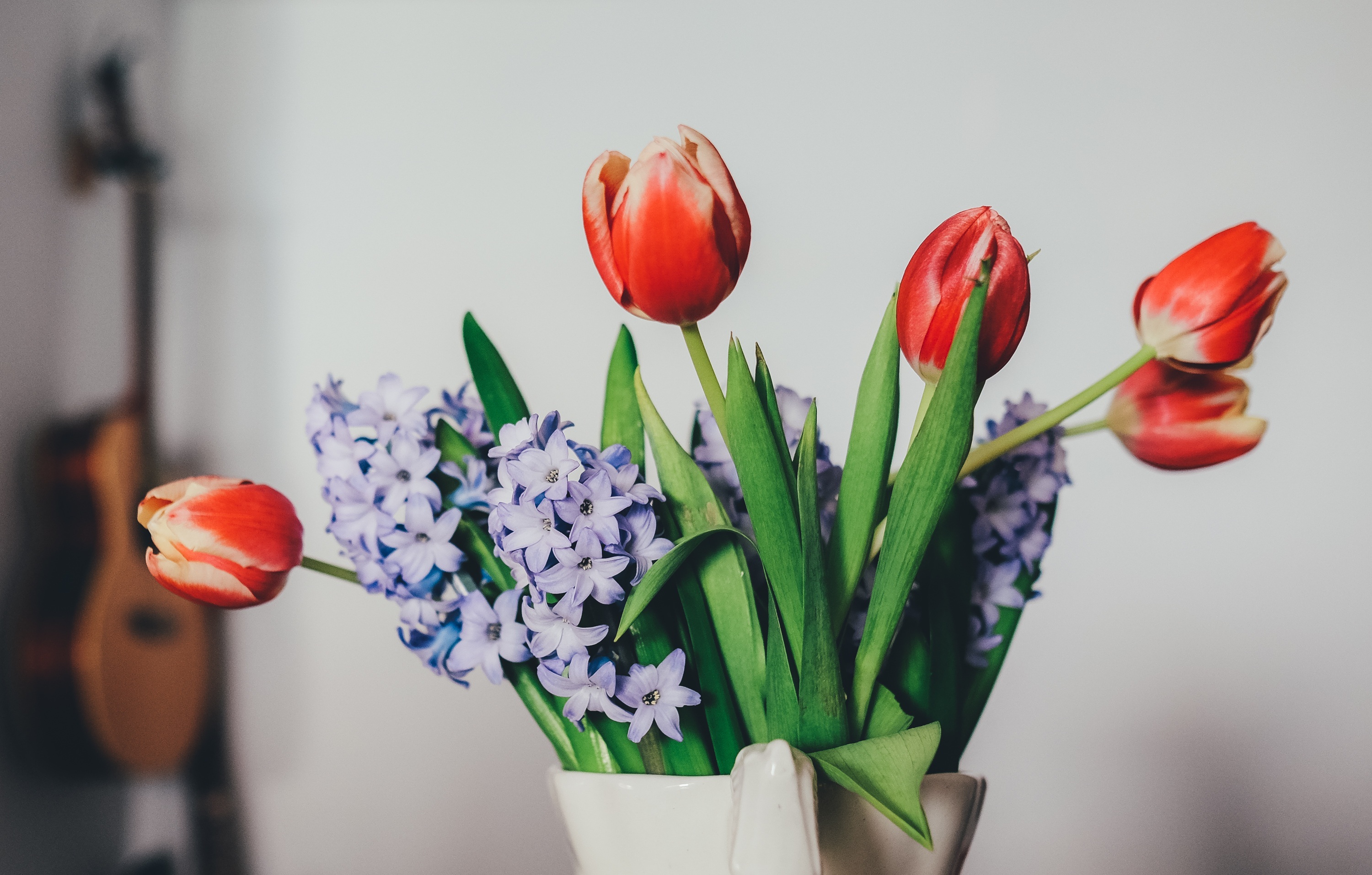 Téléchargez gratuitement l'image Lilas, Vase, Fleurs, Bouquet, Tulipes sur le bureau de votre PC