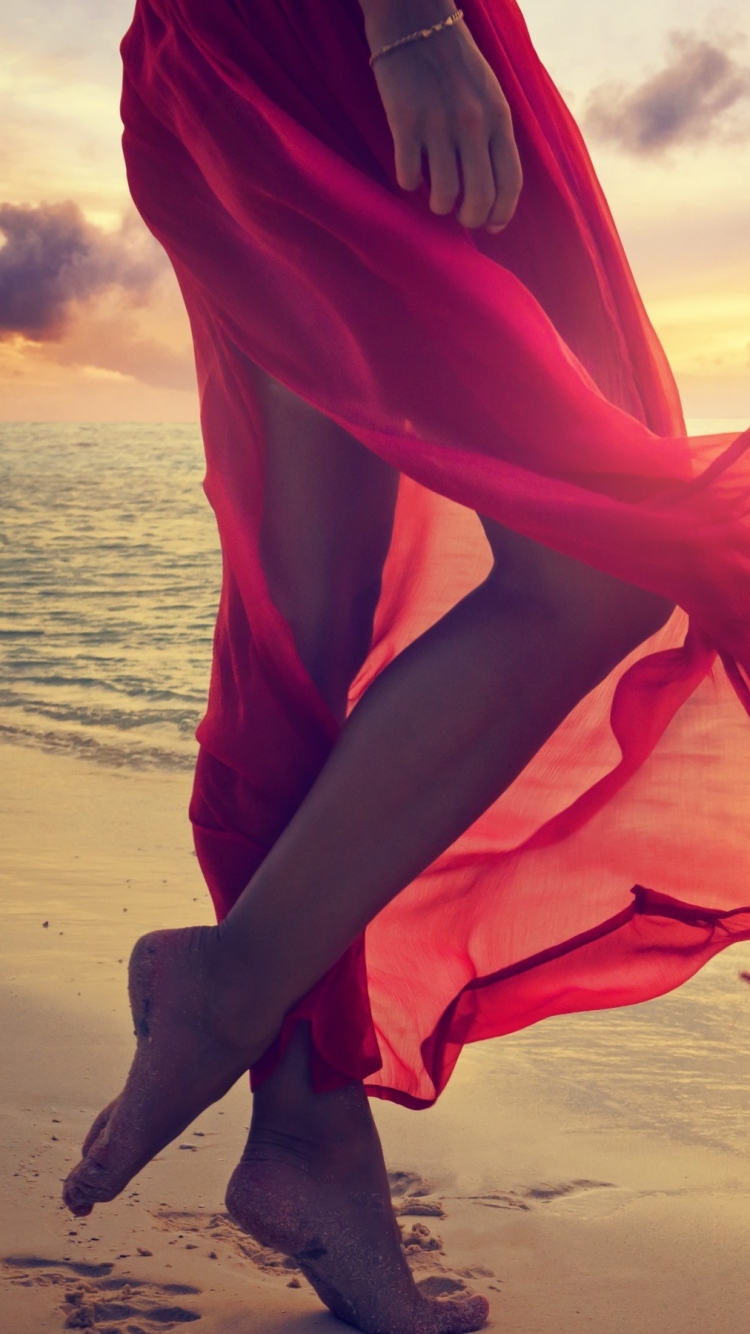 Handy-Wallpaper Sommer, Beine, Ozean, Frauen, Sonnenuntergang, Rotes Kleid kostenlos herunterladen.