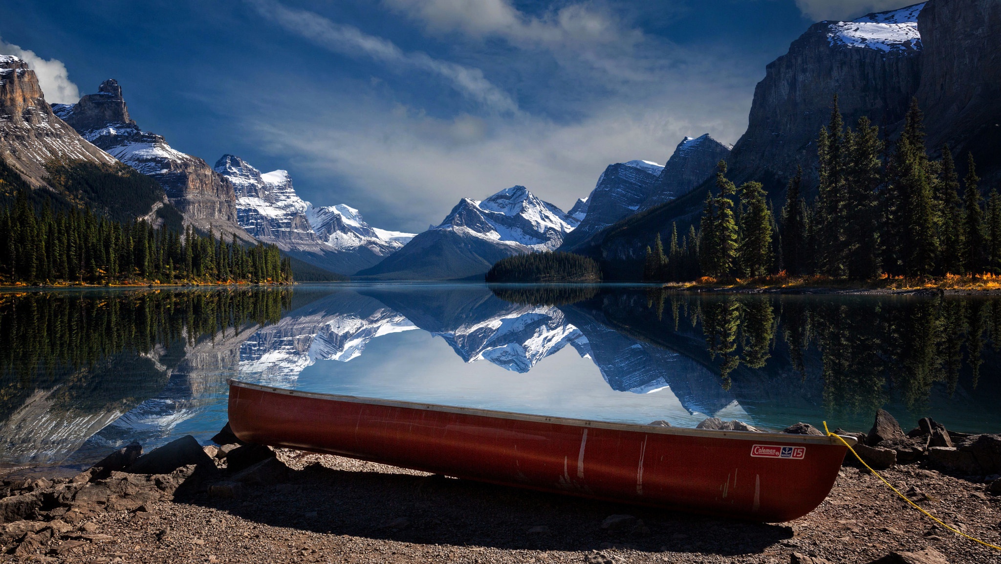 Descarga gratis la imagen Cielo, Montaña, Lago, Barco, Nube, Vehículos, Reflejo en el escritorio de tu PC