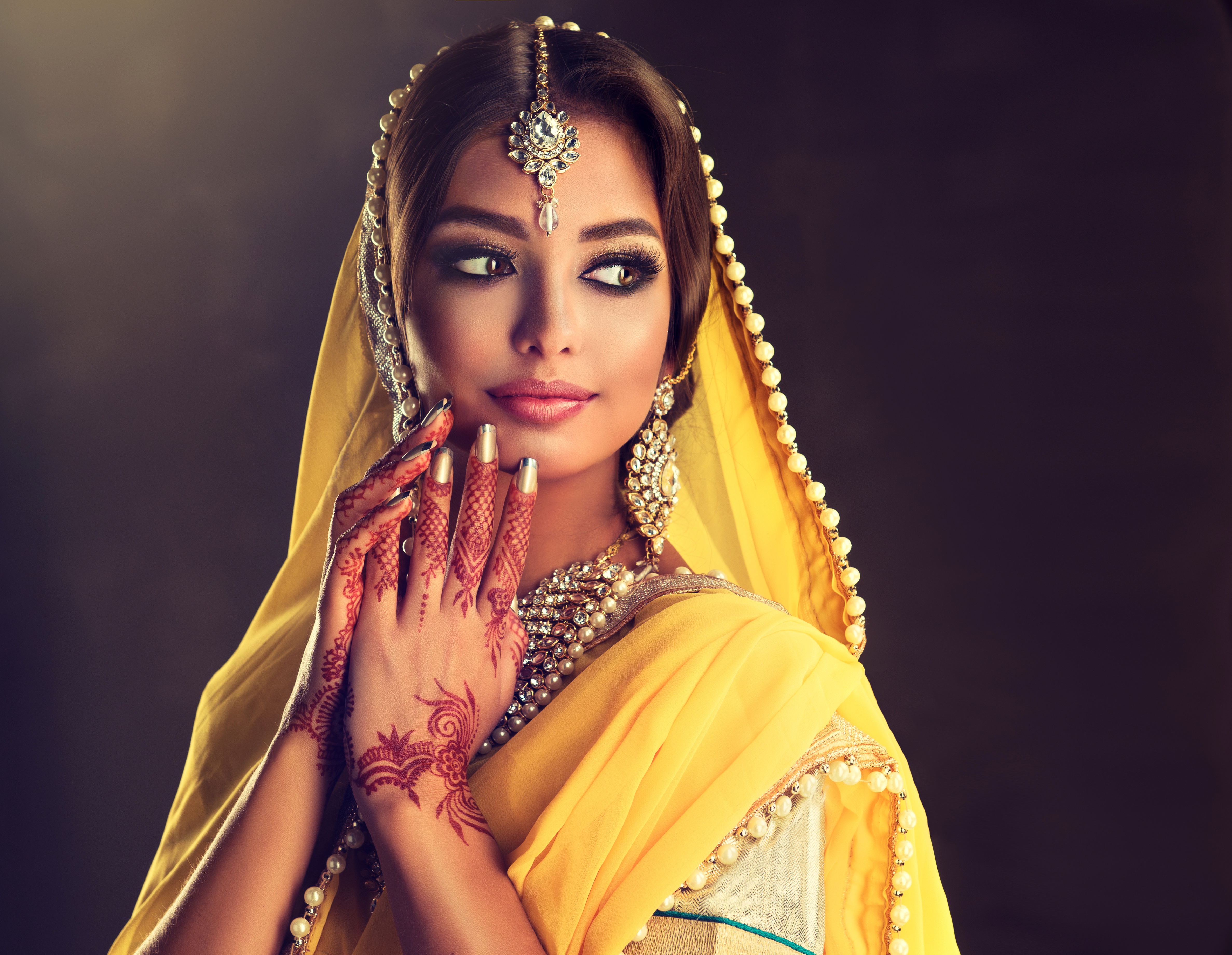 933498 descargar imagen mujeres, modelo, ojos cafés, morena, aretes, joyas, sari, tatuaje: fondos de pantalla y protectores de pantalla gratis