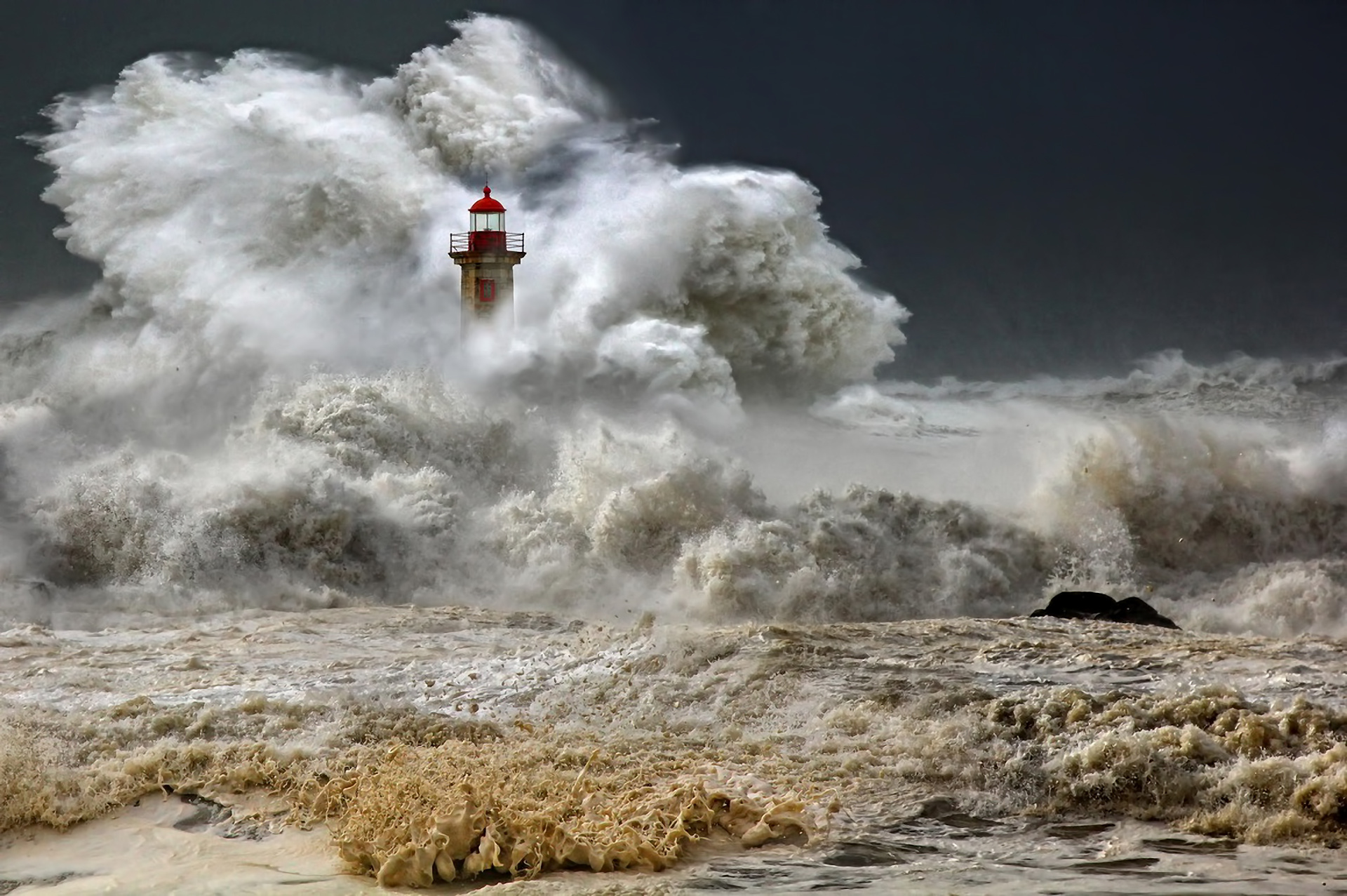 615318 завантажити картинку маяк, створено людиною, океан, море, буря, хвиля - шпалери і заставки безкоштовно