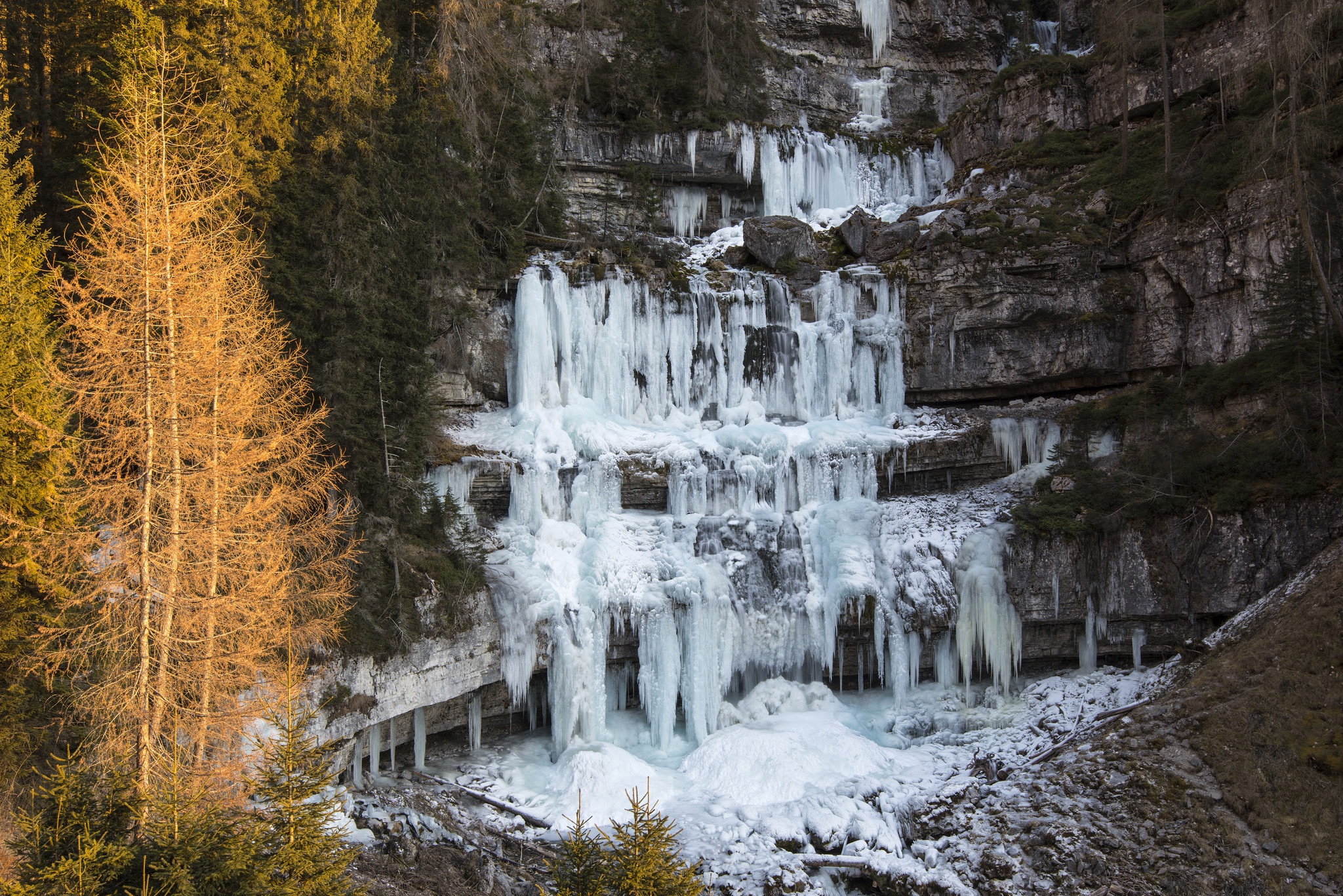 Handy-Wallpaper Winter, Natur, Eis, Wasserfälle, Wasserfall, Erde/natur, Die Eiskönigin Völlig Unverfroren kostenlos herunterladen.