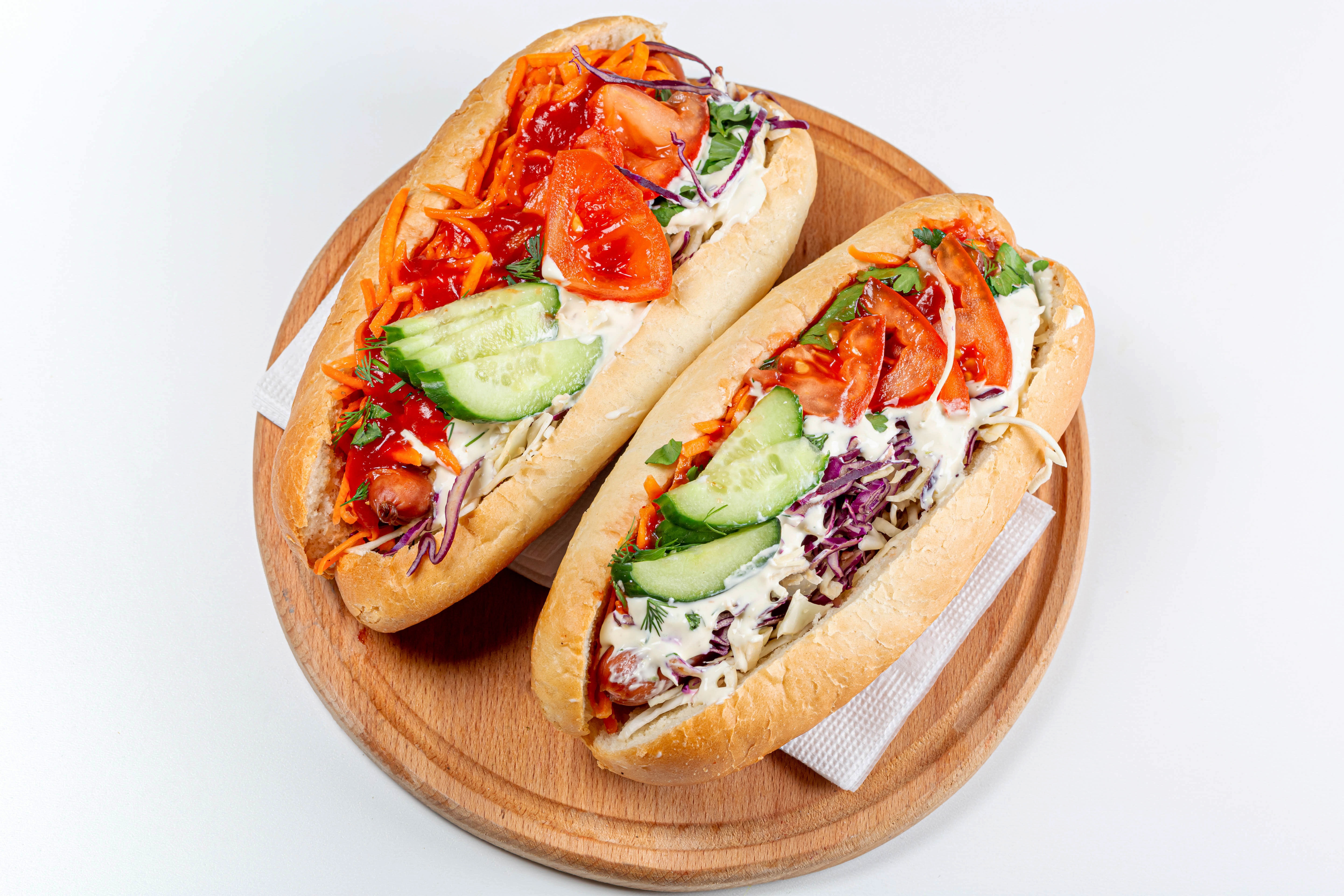 988856 télécharger l'image nourriture, hot dog, sauce, saucisson, tomate, légume - fonds d'écran et économiseurs d'écran gratuits