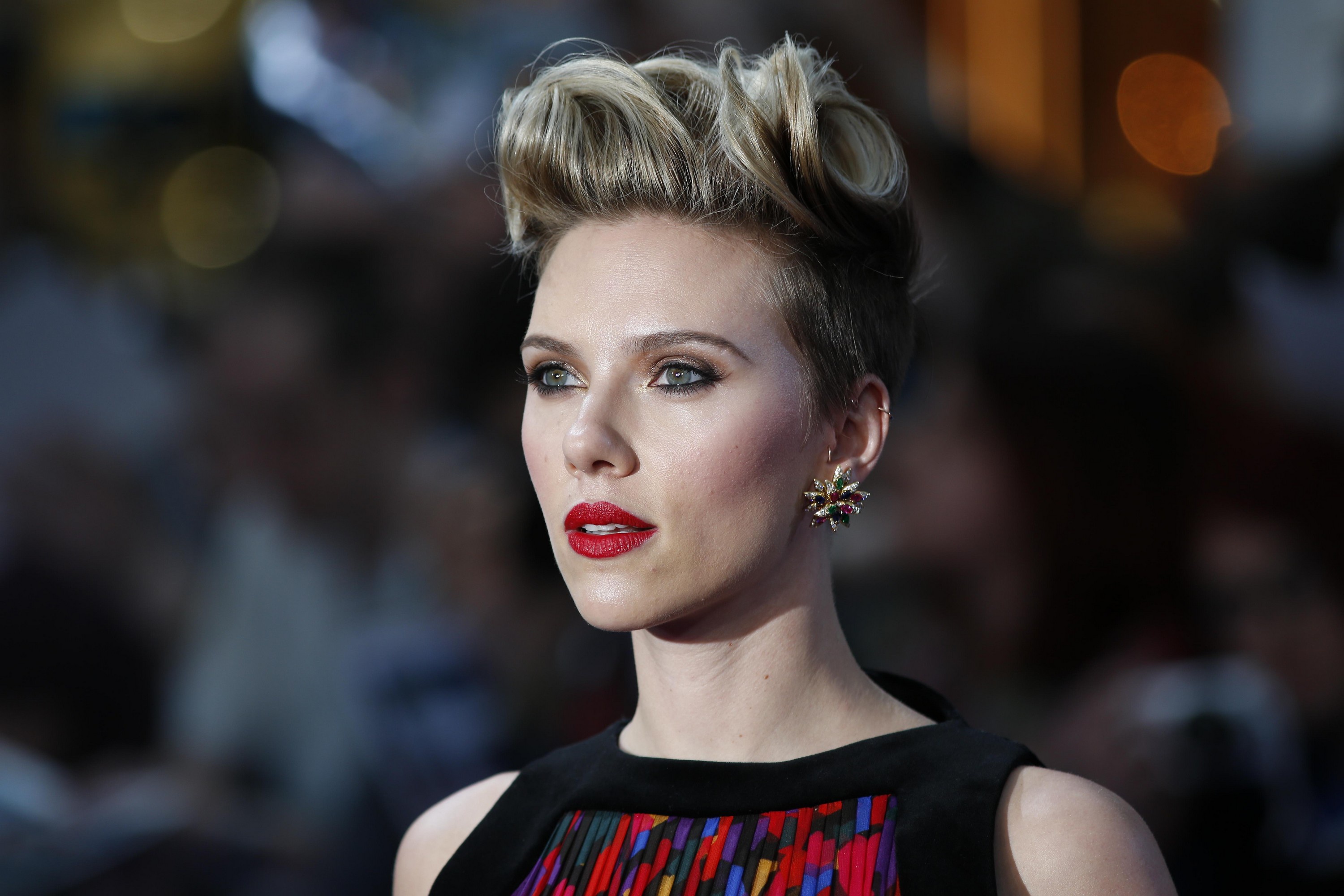 Baixar papel de parede para celular de Scarlett Johansson, Olhos Azuis, Brincos, Americano, Celebridade, Cabelo Curto, Atriz, Cabelo Loiro, Batom, Profundidade De Campo gratuito.