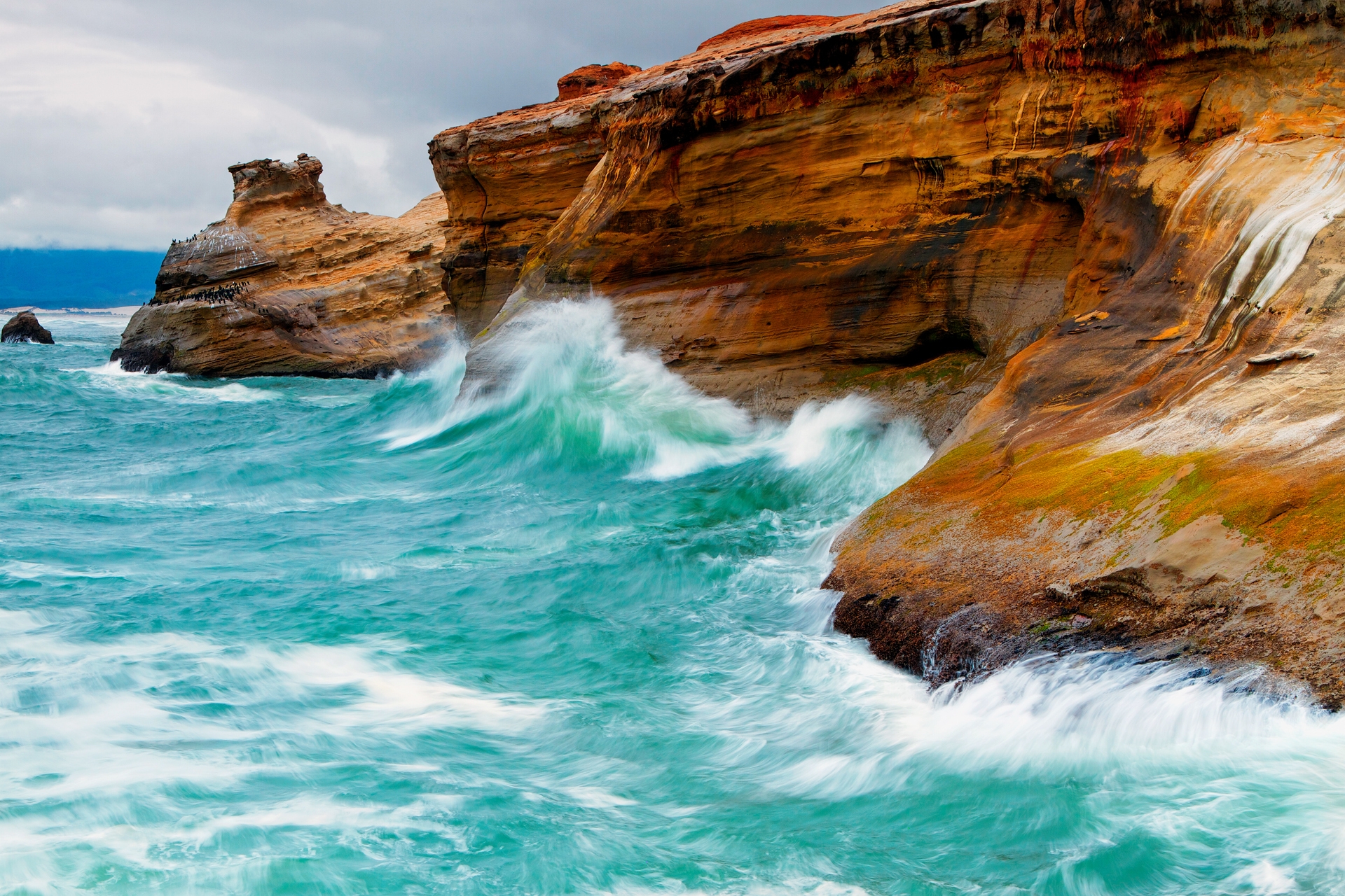 59175 скачать обои скалы, природа, волны, берег, яркие, голубая вода - заставки и картинки бесплатно