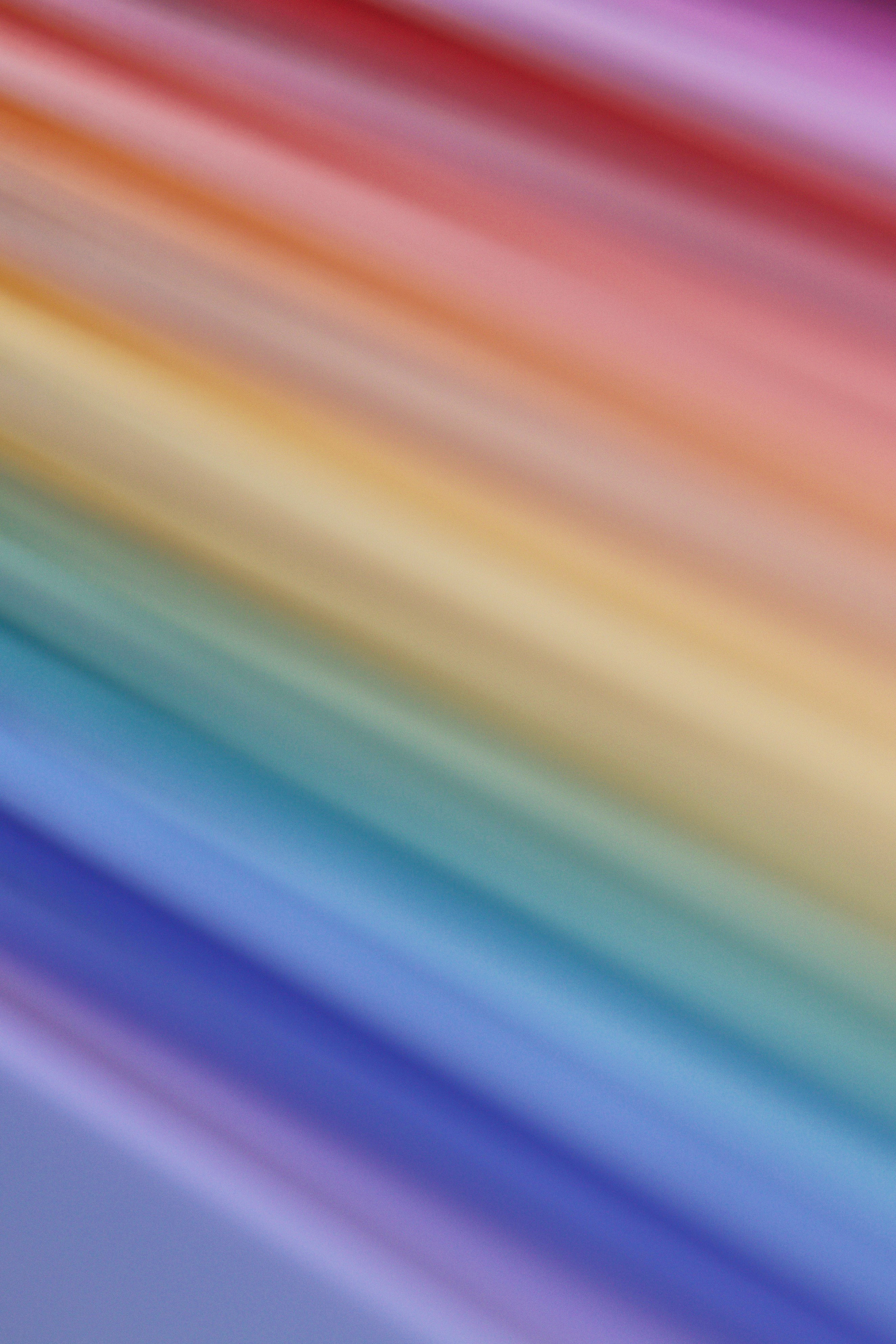 Handy-Wallpaper Unschärfe, Glatt, Motley, Mehrfarbig, Streifen, Abstrakt, Gradient, Farbverlauf, Regenbogen kostenlos herunterladen.