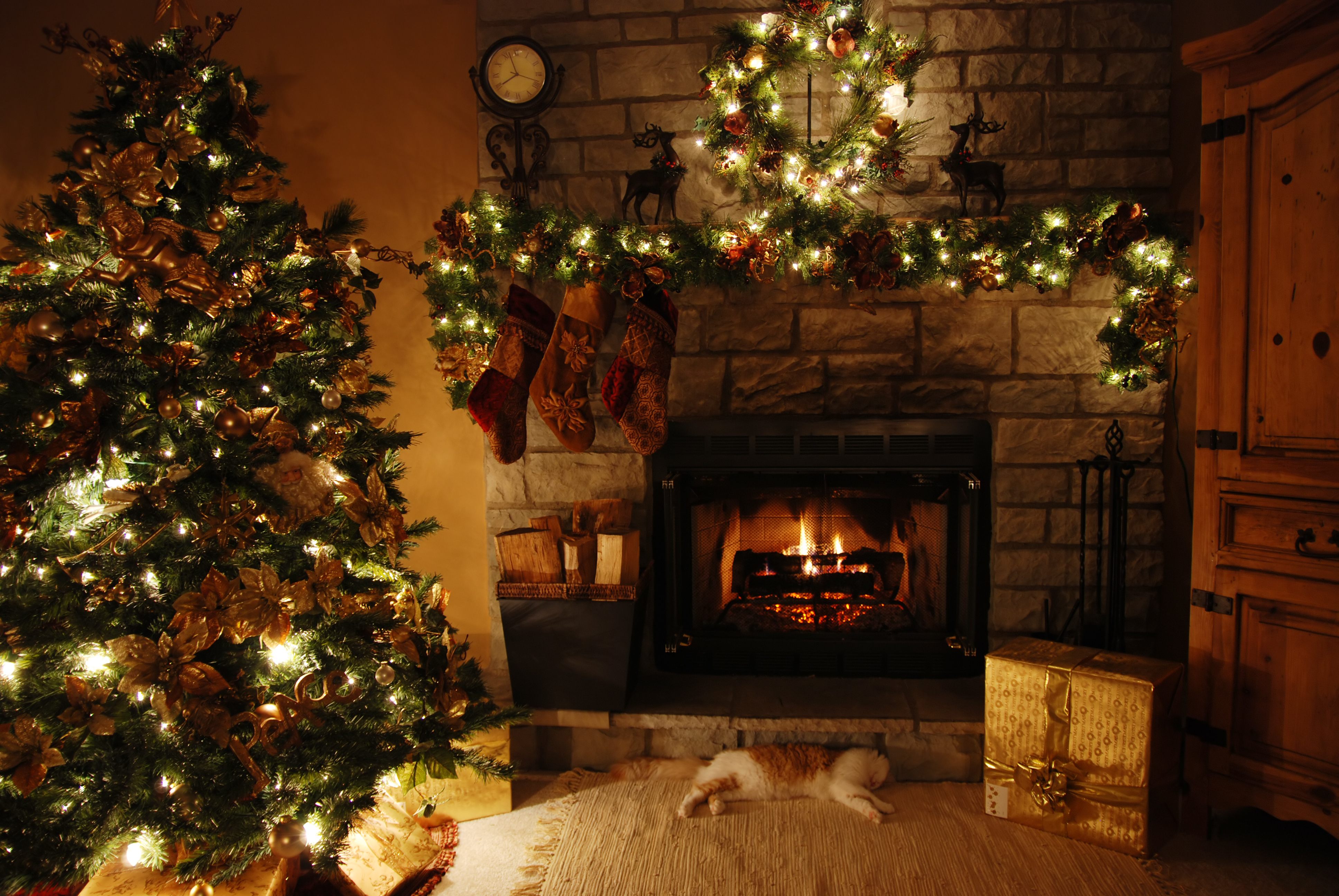 552478 завантажити шпалери різдвяні вогники, різдво, різдвяні прикраси, камін, різдвяна ялинка, свято, подарунок, світло - заставки і картинки безкоштовно