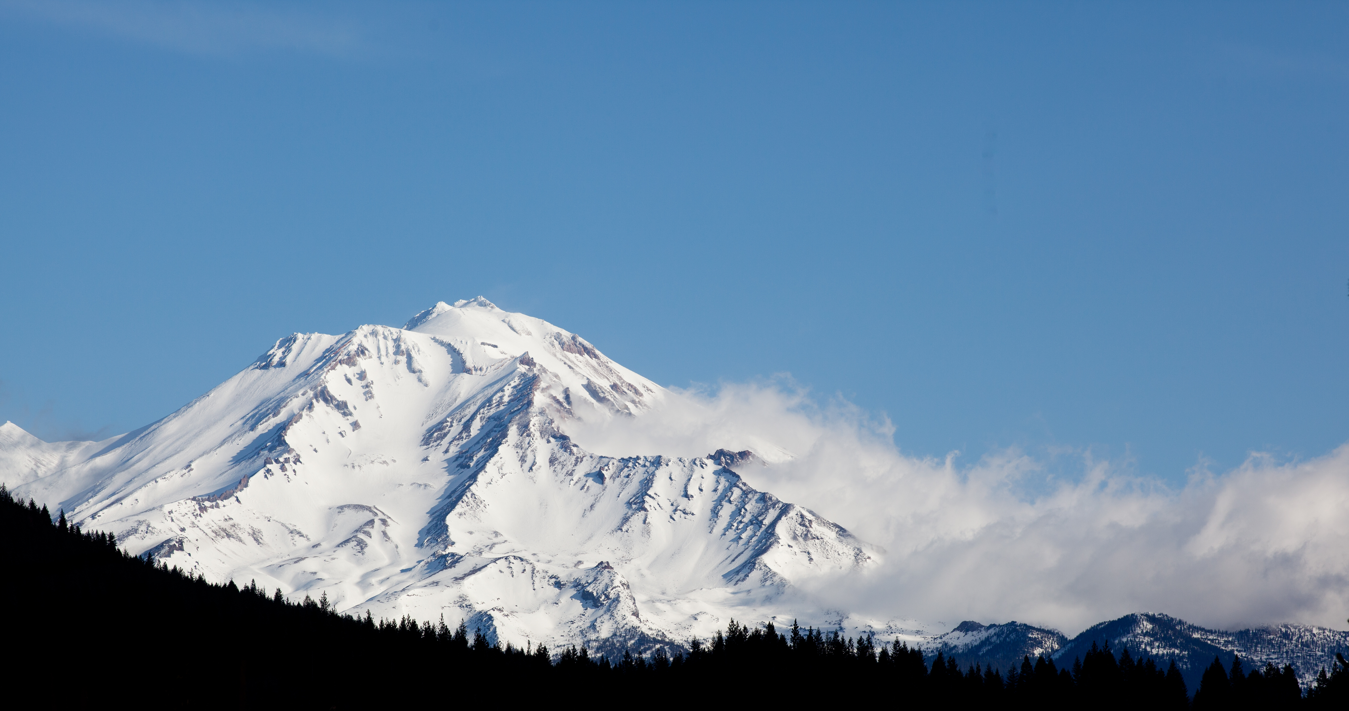 117436 скачать картинку горы, природа, снег, туман, снежный - обои и заставки бесплатно