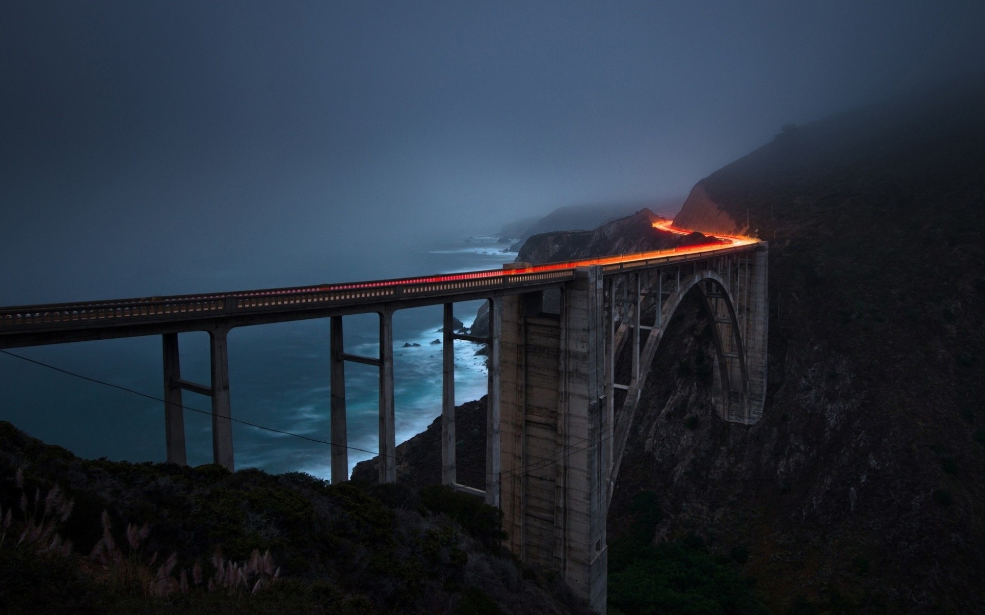 1490811 скачать картинку туман, море, сделано человеком, мост, шоссе, легкий, ночь, берег моря, промежуток времени - обои и заставки бесплатно