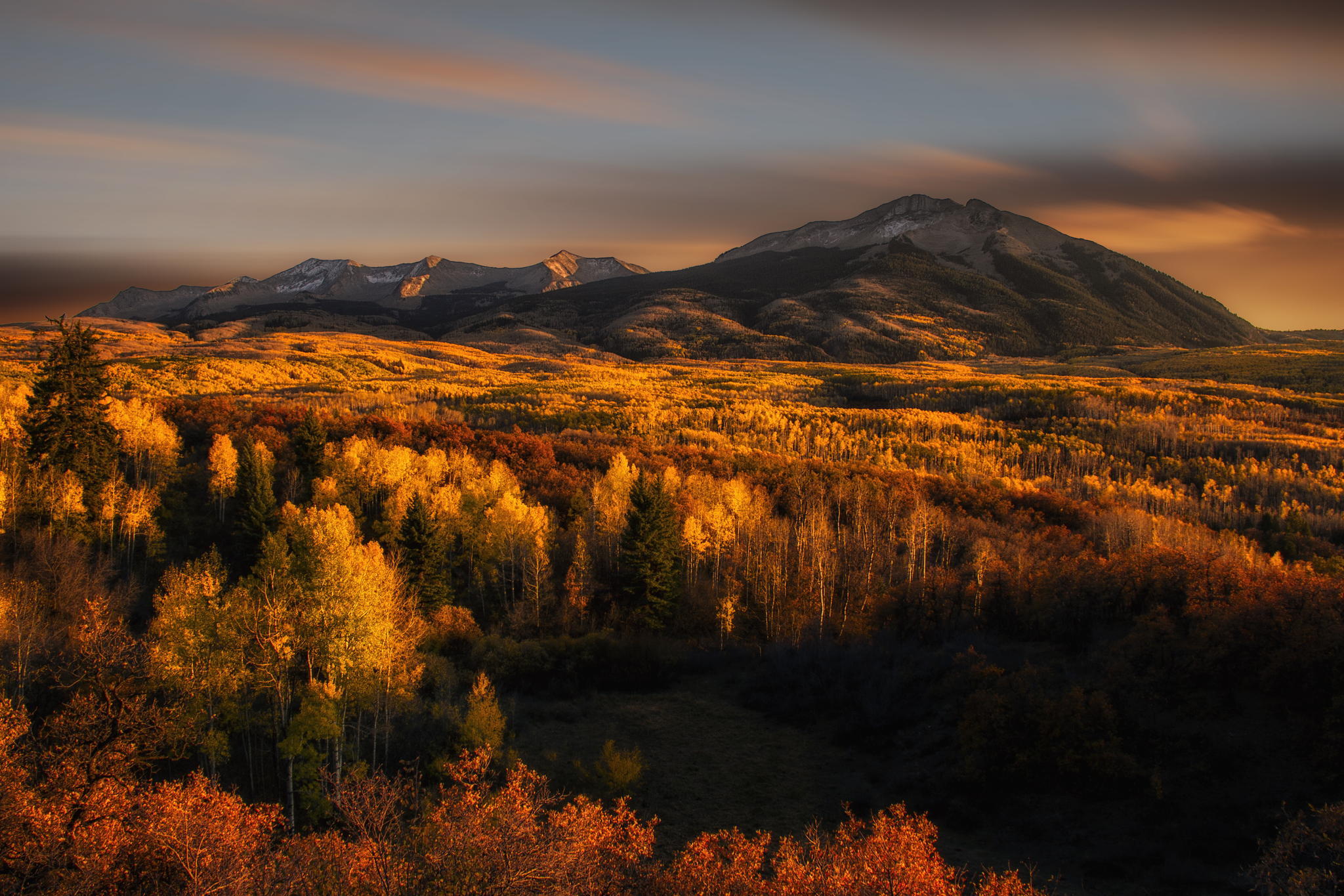 Handy-Wallpaper Landschaft, Natur, Herbst, Wald, Baum, Gebirge, Himmel, Erde/natur kostenlos herunterladen.