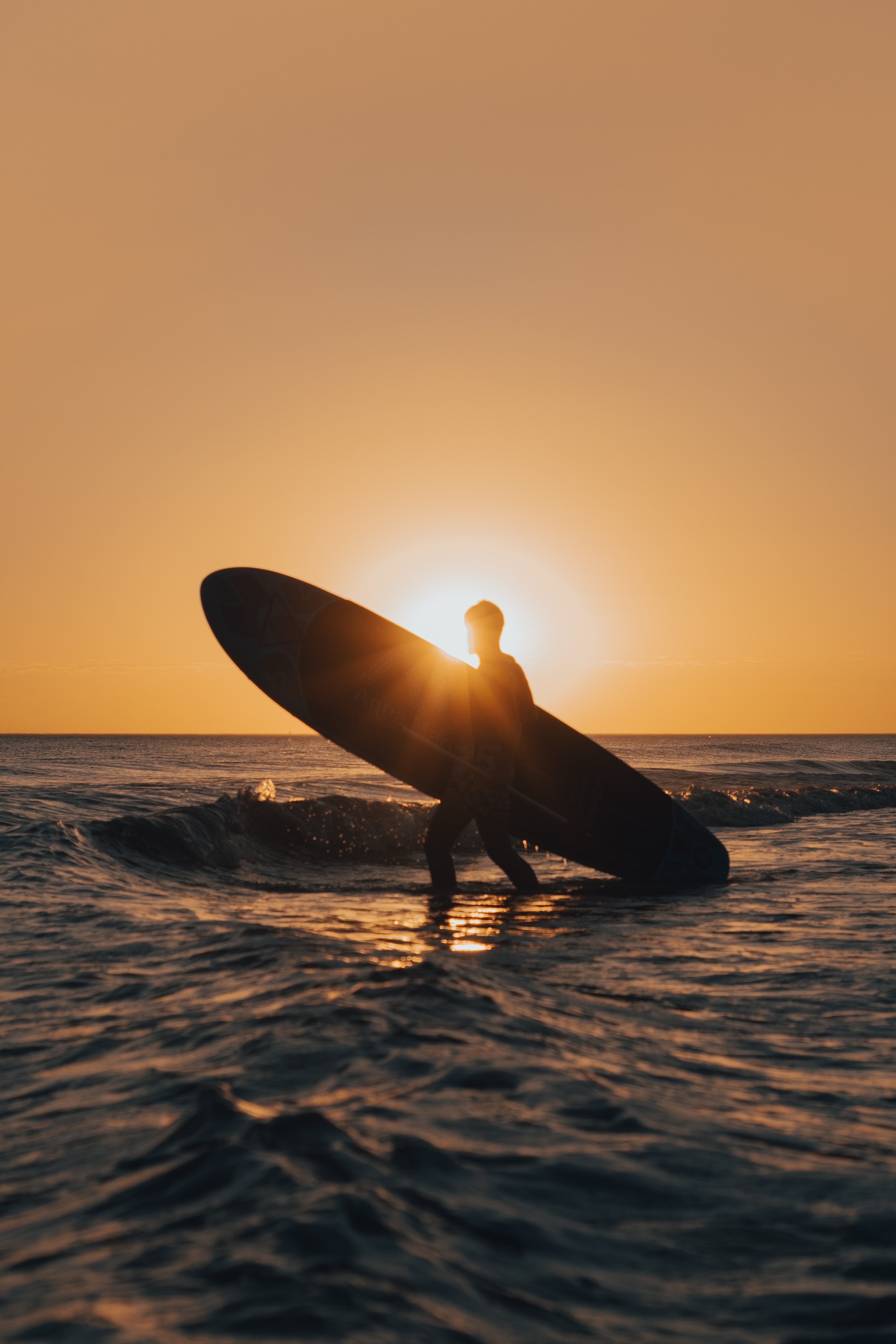 124569 Hintergrundbild herunterladen surfer, sport, sunset, waves, surfen, silhouette - Bildschirmschoner und Bilder kostenlos