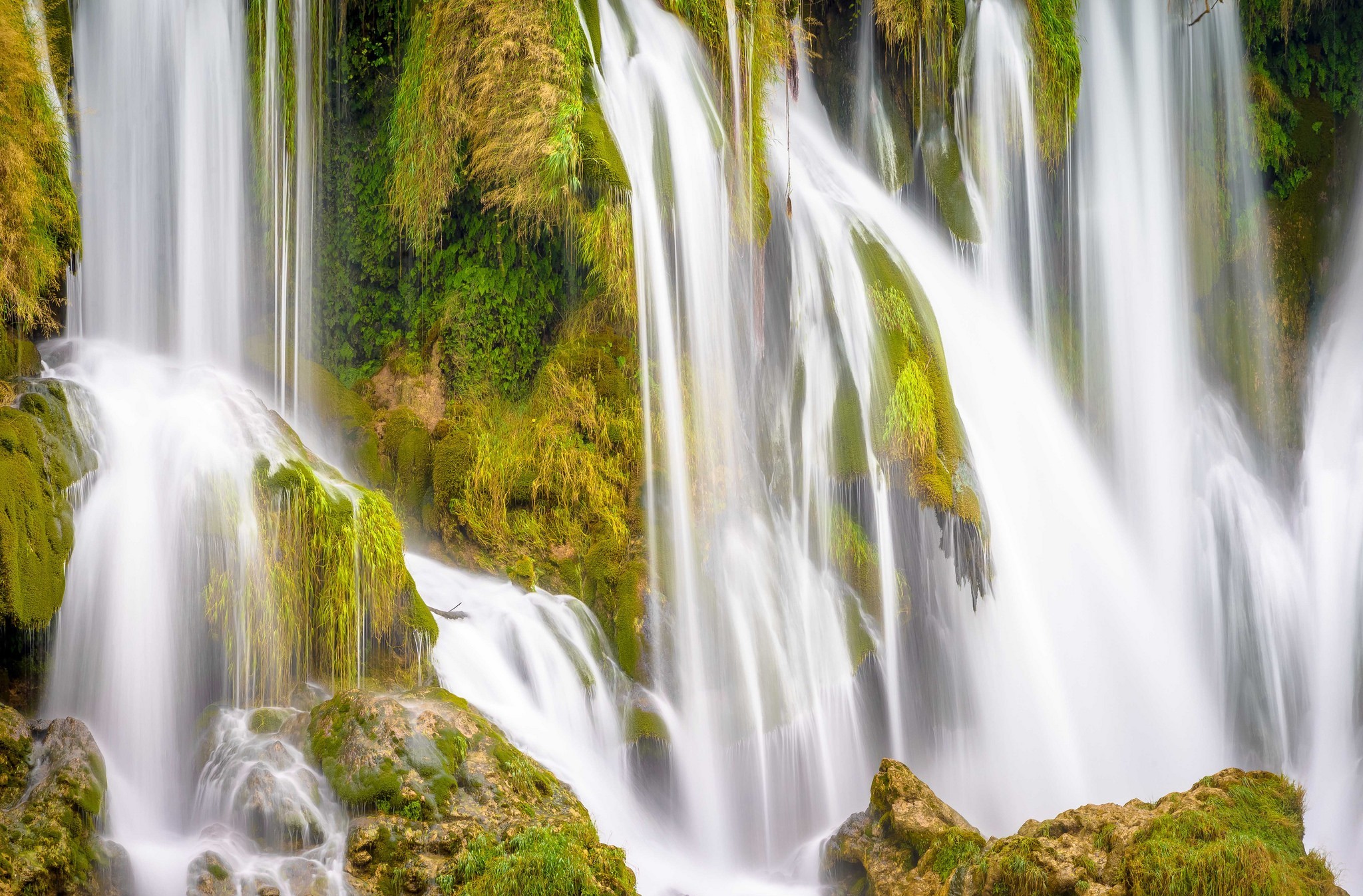 Descarga gratuita de fondo de pantalla para móvil de Acantilado, Cascada, Cascadas, Tierra/naturaleza.