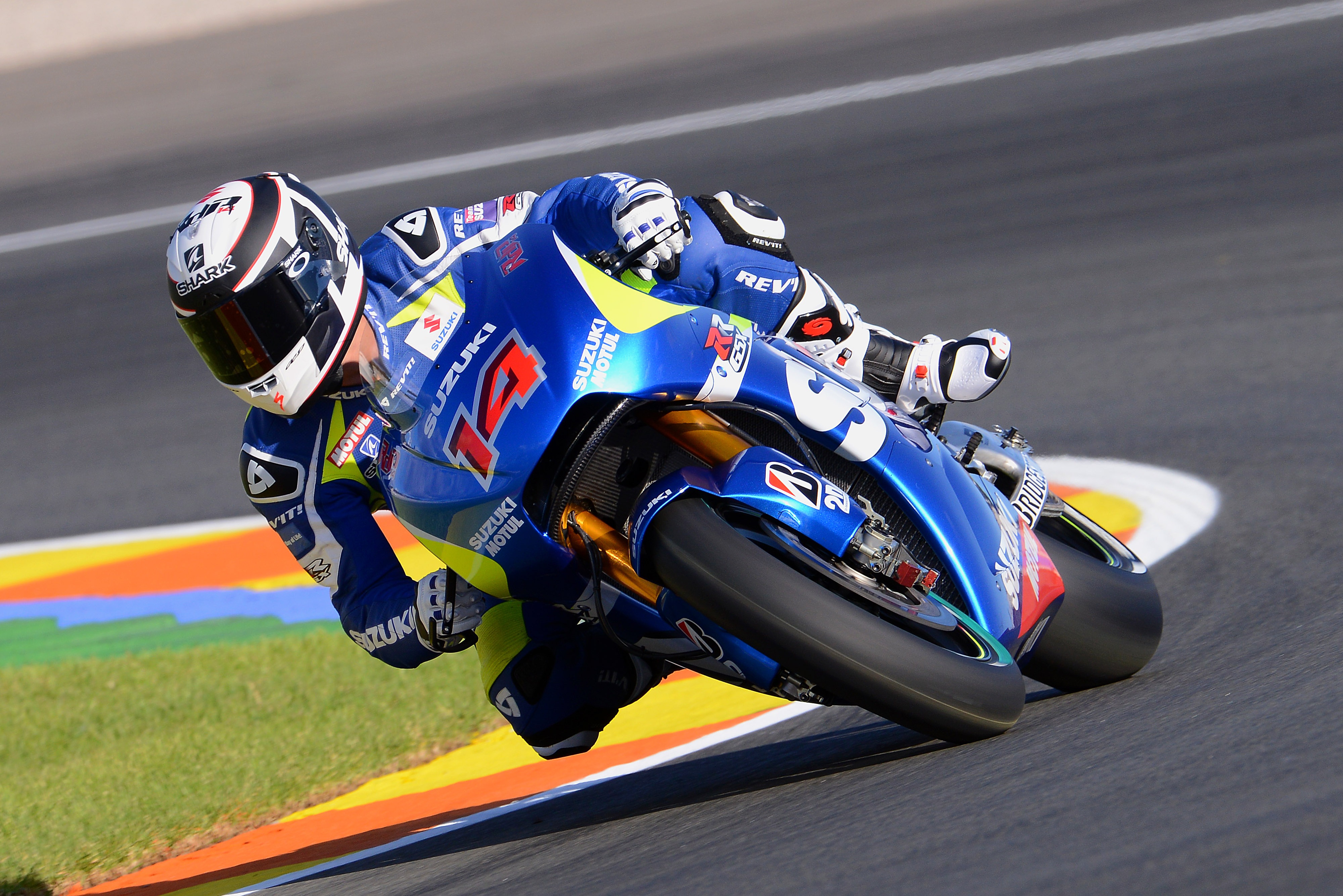 Download mobile wallpaper Sports, Suzuki, Close Up, Motorcycle, Racing, Motorcycle Racing for free.