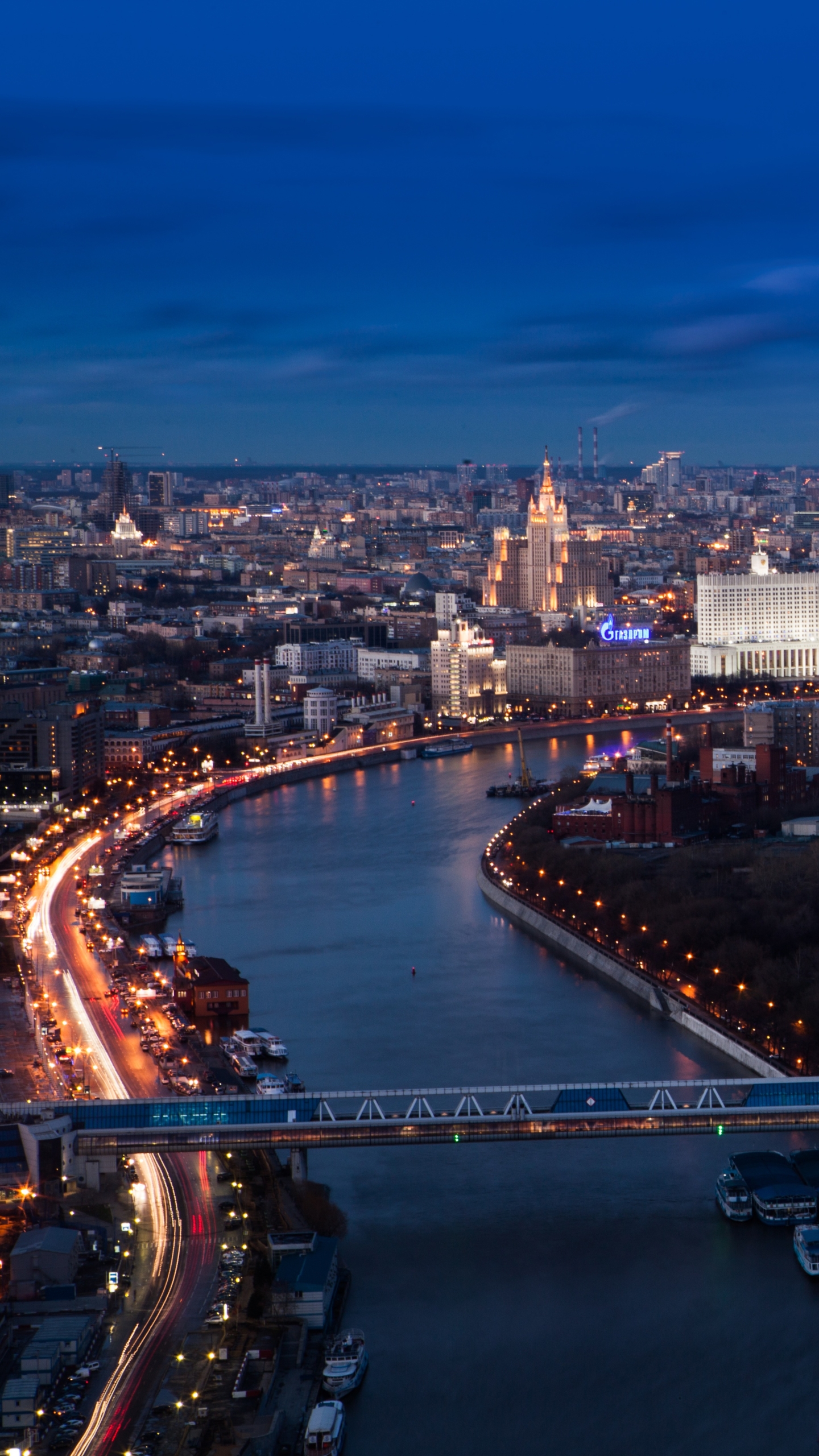 Handy-Wallpaper Städte, Moskau, Stadt, Gebäude, Horizont, Fluss, Stadtbild, Russland, Nacht, Menschengemacht, Großstadt kostenlos herunterladen.