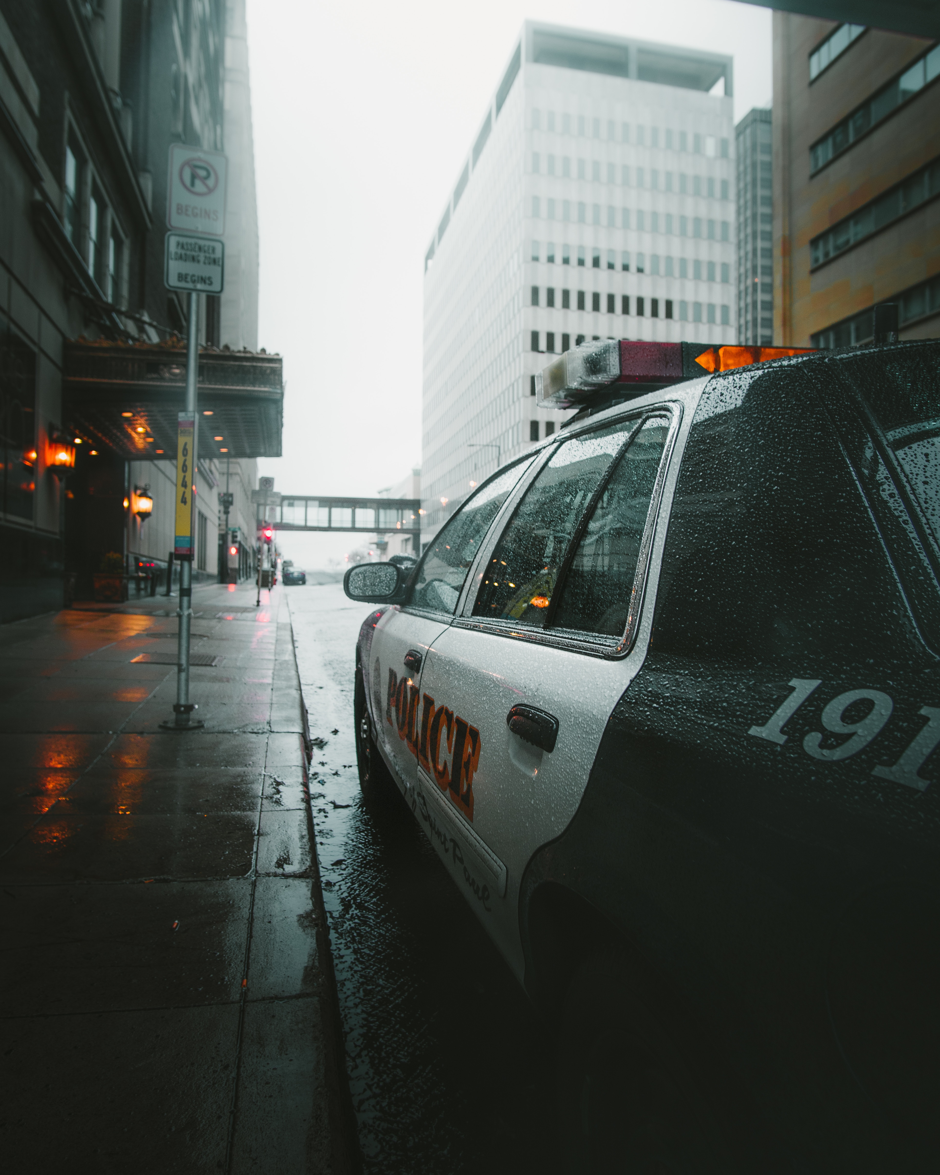 110274 скачать обои полиция, дождь, тачки (cars), город, автомобиль, улица - заставки и картинки бесплатно