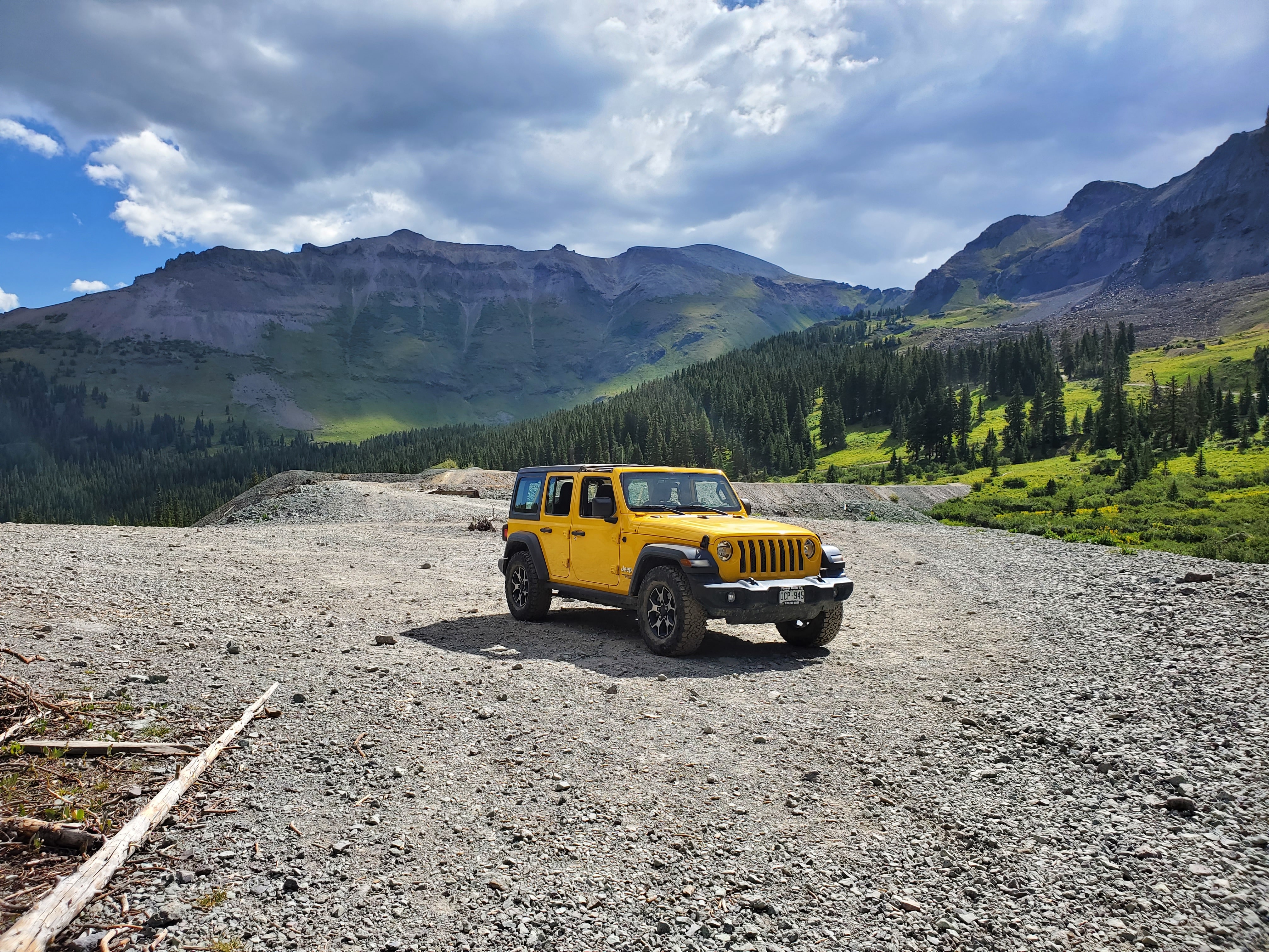 136948 скачать обои jeep, внедорожник, природа, горы, тачки (cars), автомобиль, желтый - заставки и картинки бесплатно