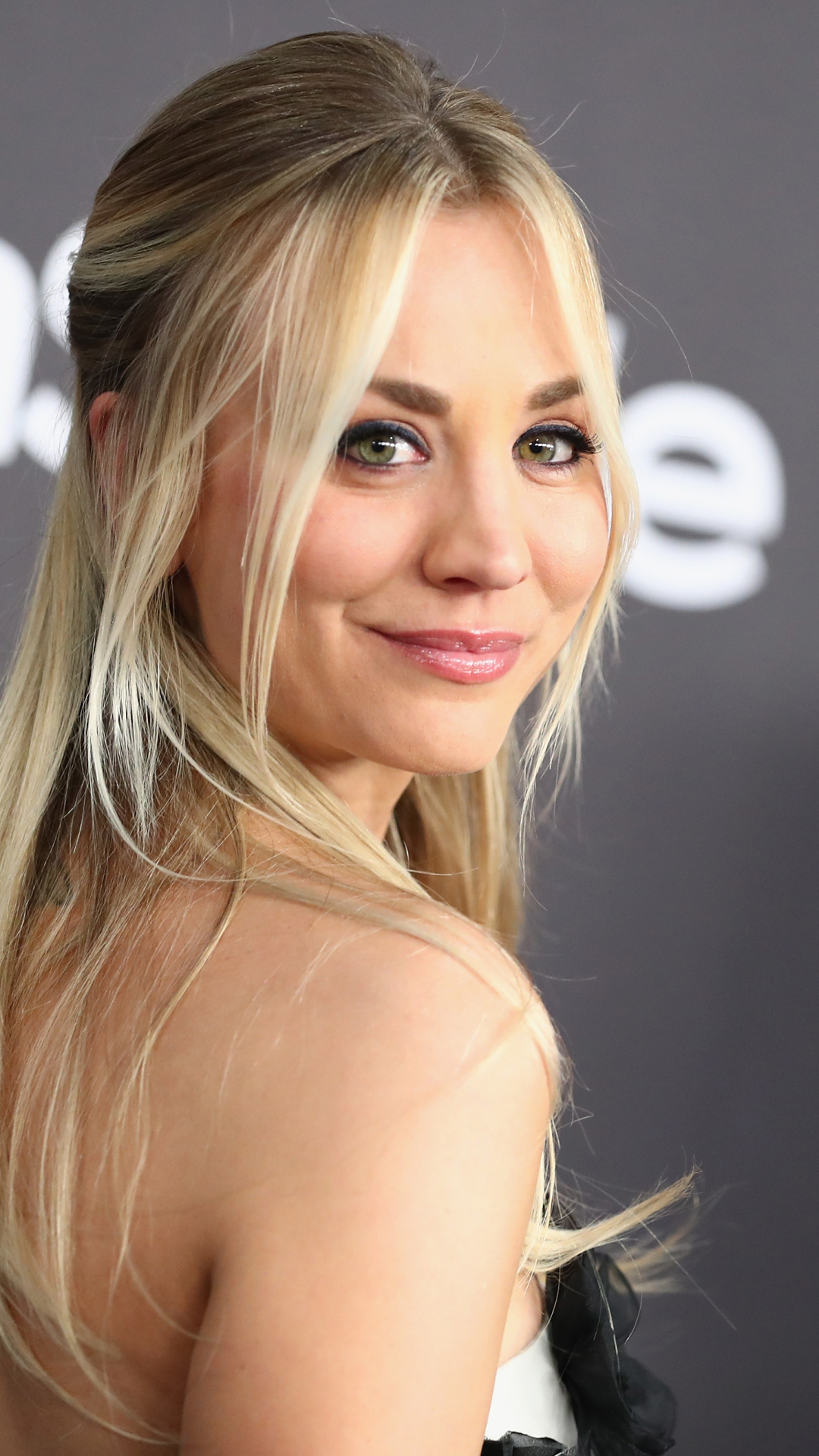 Download mobile wallpaper Blonde, Face, American, Celebrity, Actress, Kaley Cuoco for free.