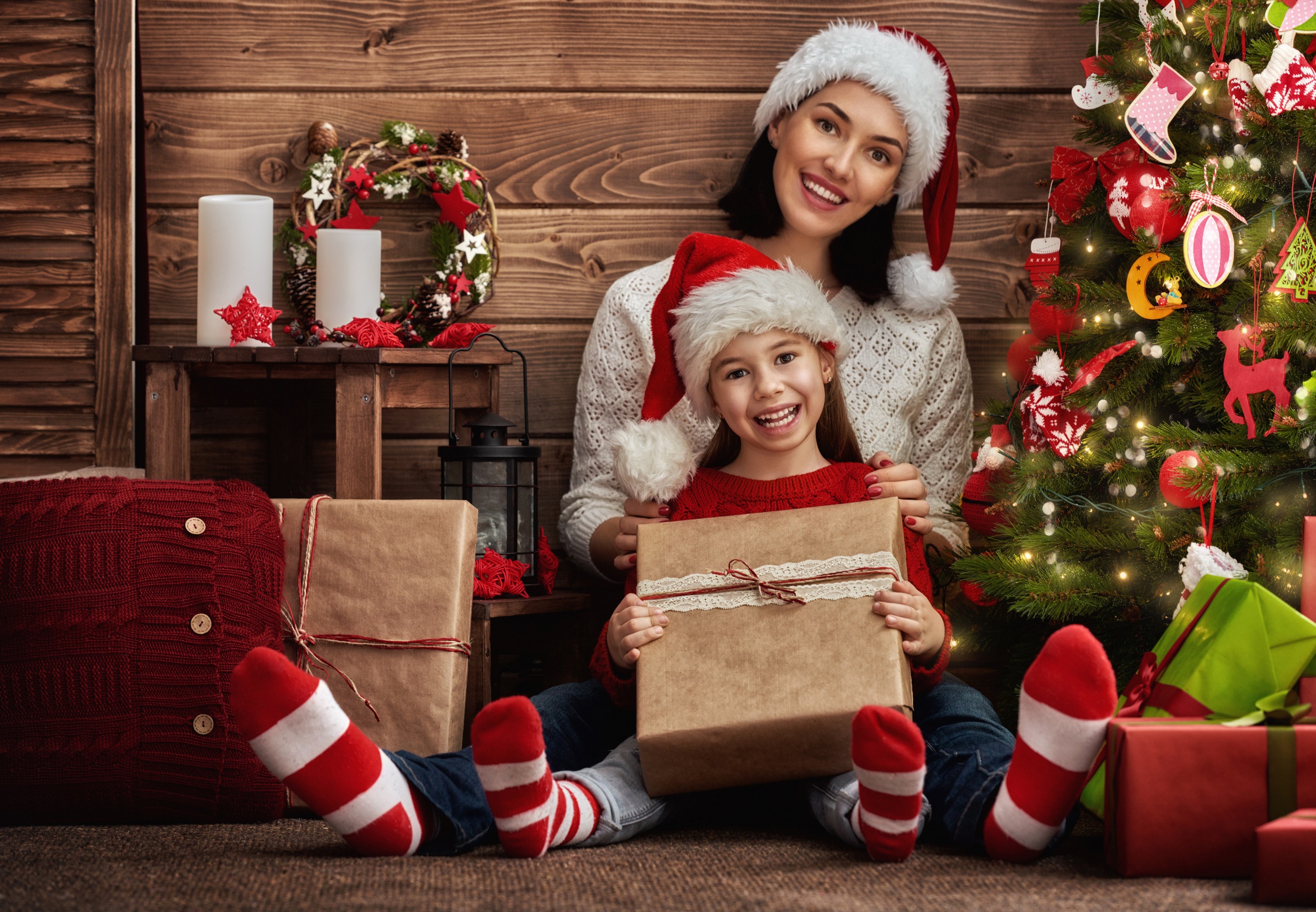 Baixe gratuitamente a imagem Natal, Presente, Enfeites De Natal, Feriados, Garotinha, Gorro Do Papai Noel na área de trabalho do seu PC