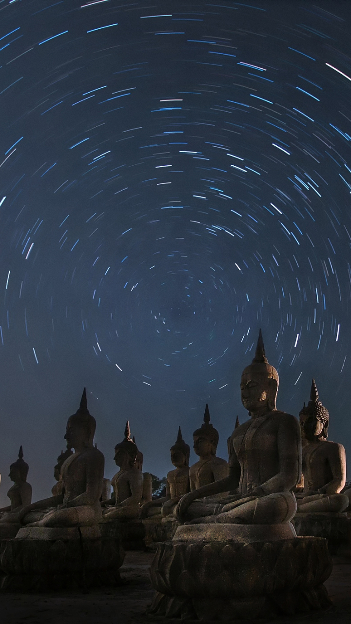 Handy-Wallpaper Buddha, Statue, Thailand, Nacht, Religiös, Zeitraffer, Sternenklarer Himmel kostenlos herunterladen.