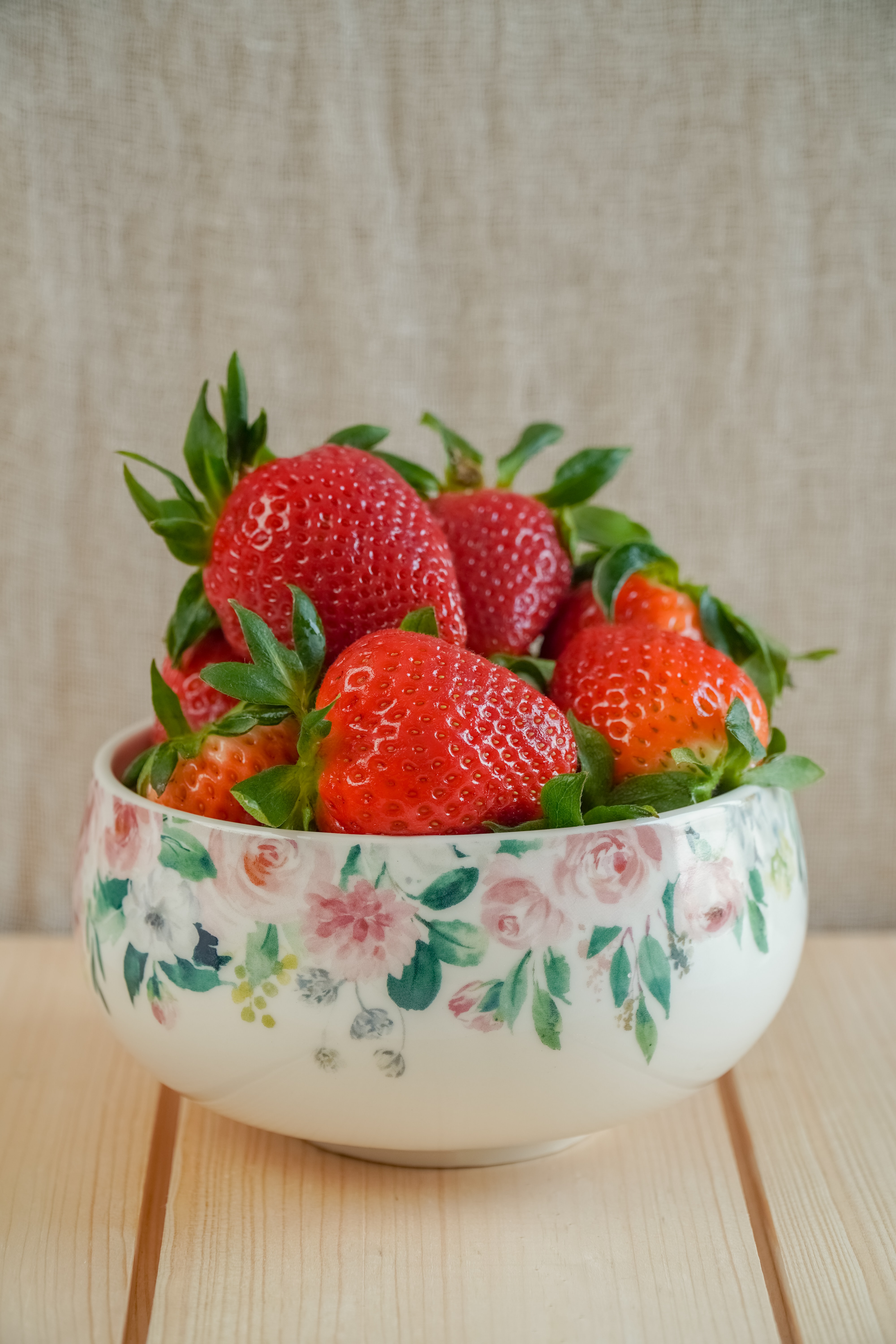 Handy-Wallpaper Lebensmittel, Schüssel, Berries, Obst, Erdbeere kostenlos herunterladen.