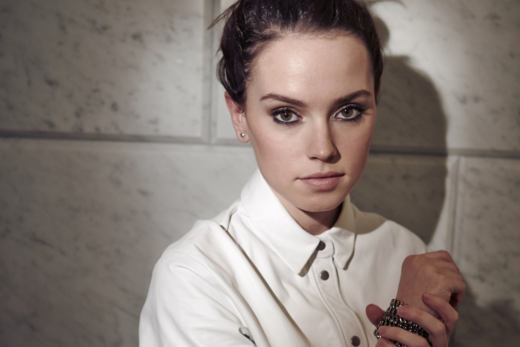 Download mobile wallpaper Face, Brunette, Celebrity, Brown Eyes, Actress, Daisy Ridley for free.