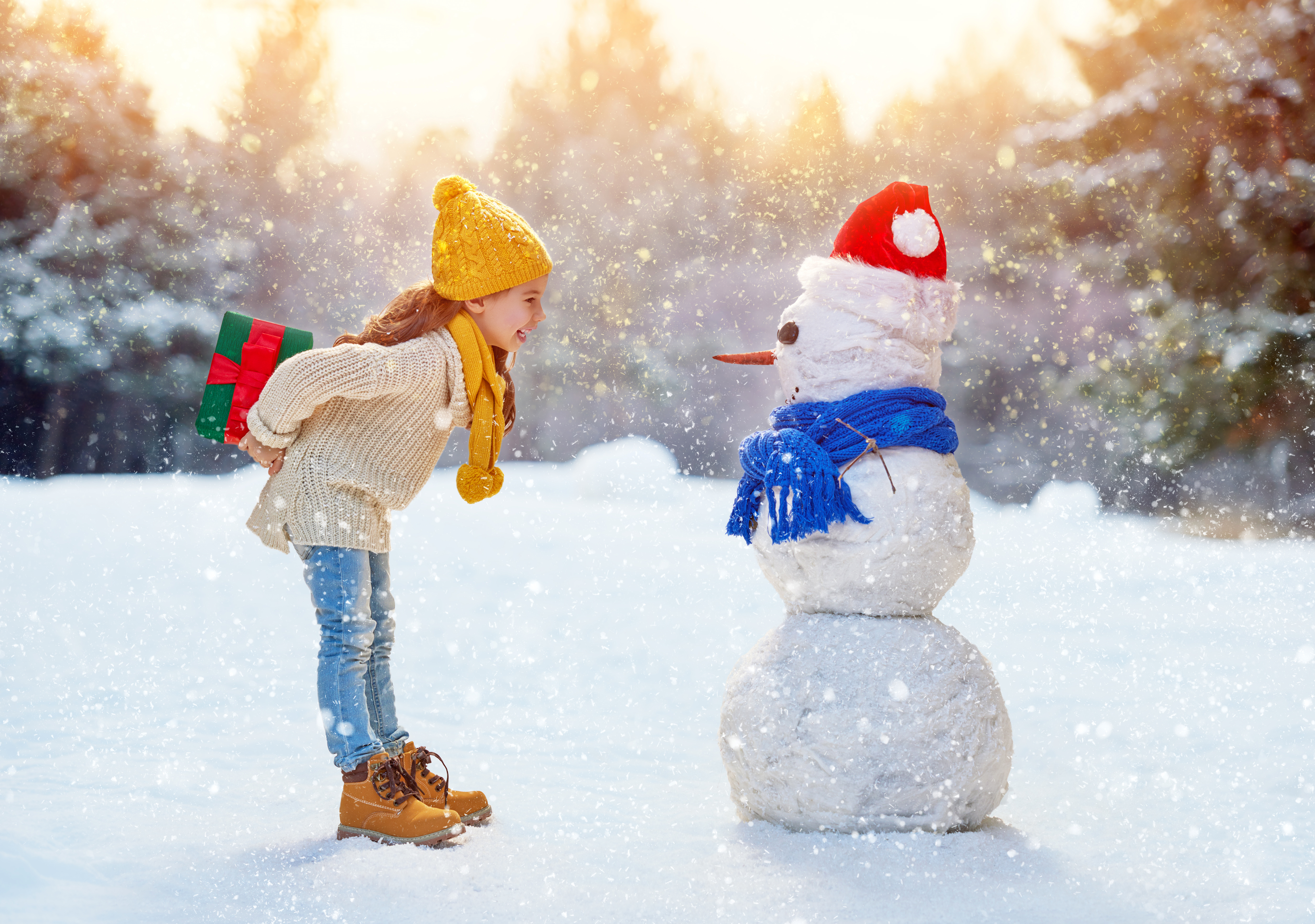 Handy-Wallpaper Feiertage, Schnee, Weihnachten, Schneemann, Geschenk, Hut, Schneefall, Schal, Kleines Mädchen, Weihnachtsmütze kostenlos herunterladen.