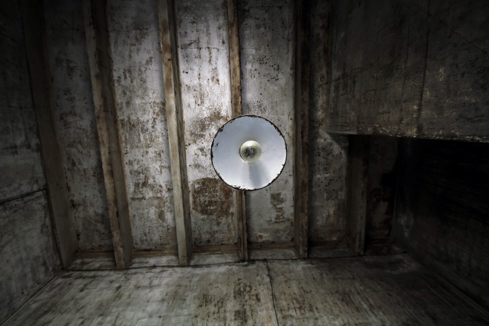 Free download wallpaper Lamp, Room, Abandoned, Man Made on your PC desktop