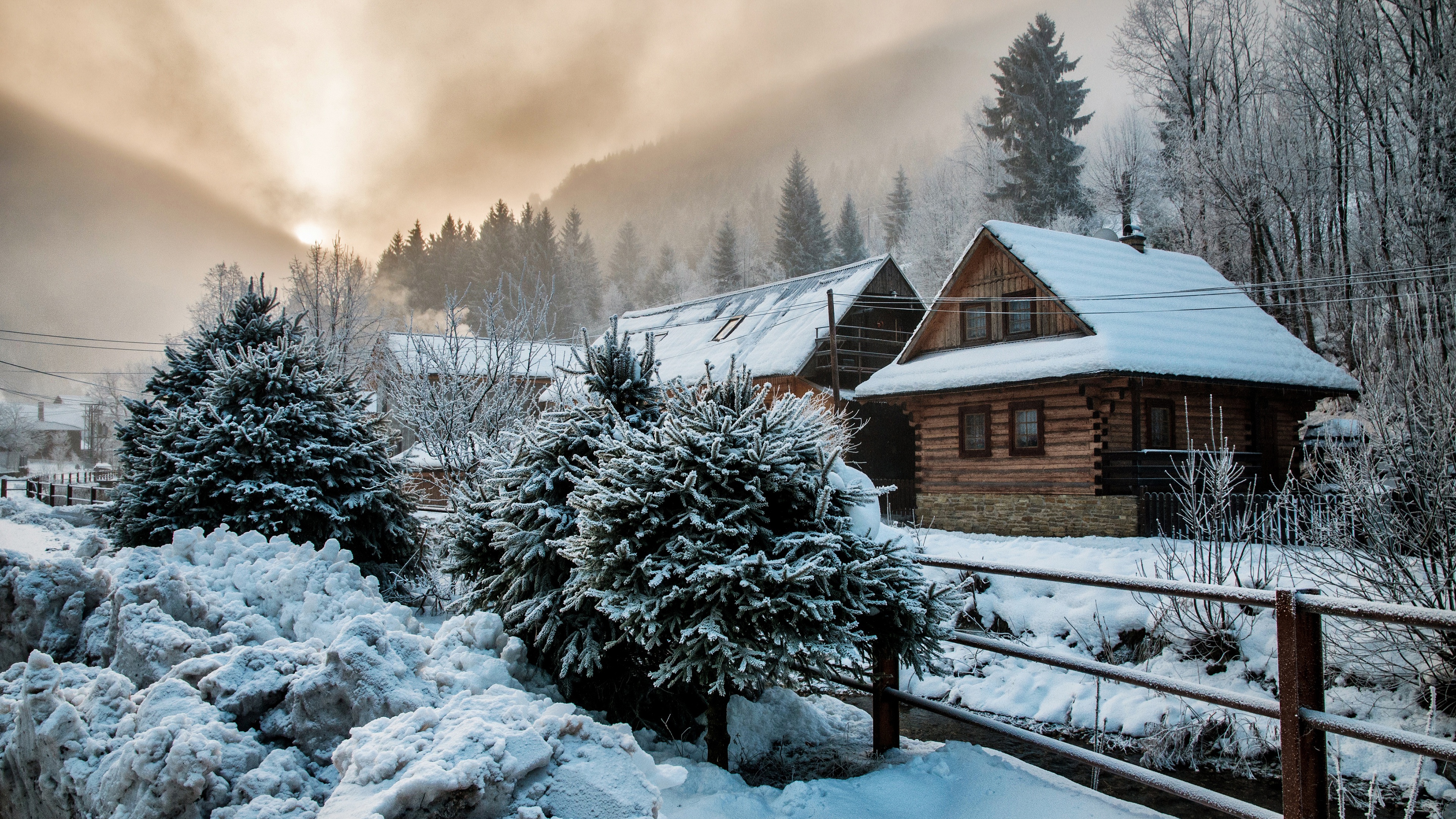 Handy-Wallpaper Winter, Schnee, Nebel, Haus, Dorf, Zaun, Menschengemacht kostenlos herunterladen.