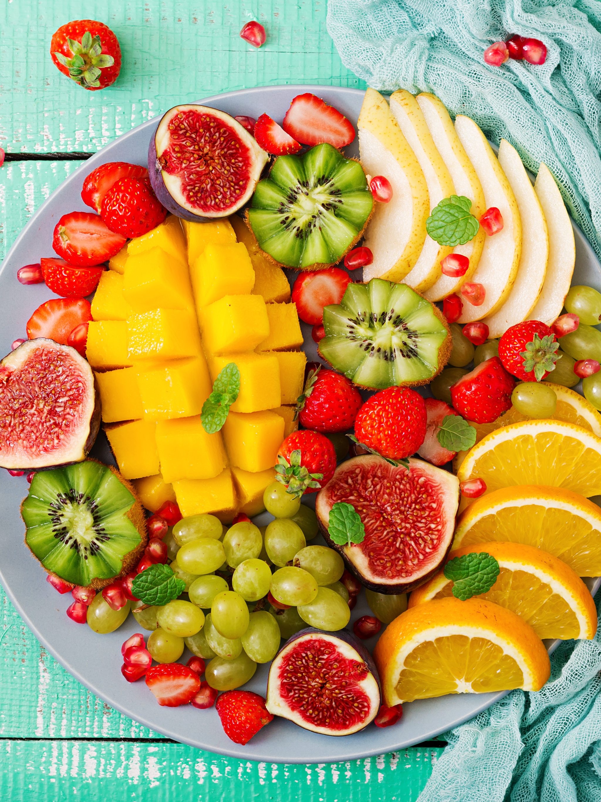 Handy-Wallpaper Erdbeere, Trauben, Kiwi, Frucht, Feige, Nahrungsmittel, Stillleben, Früchte kostenlos herunterladen.