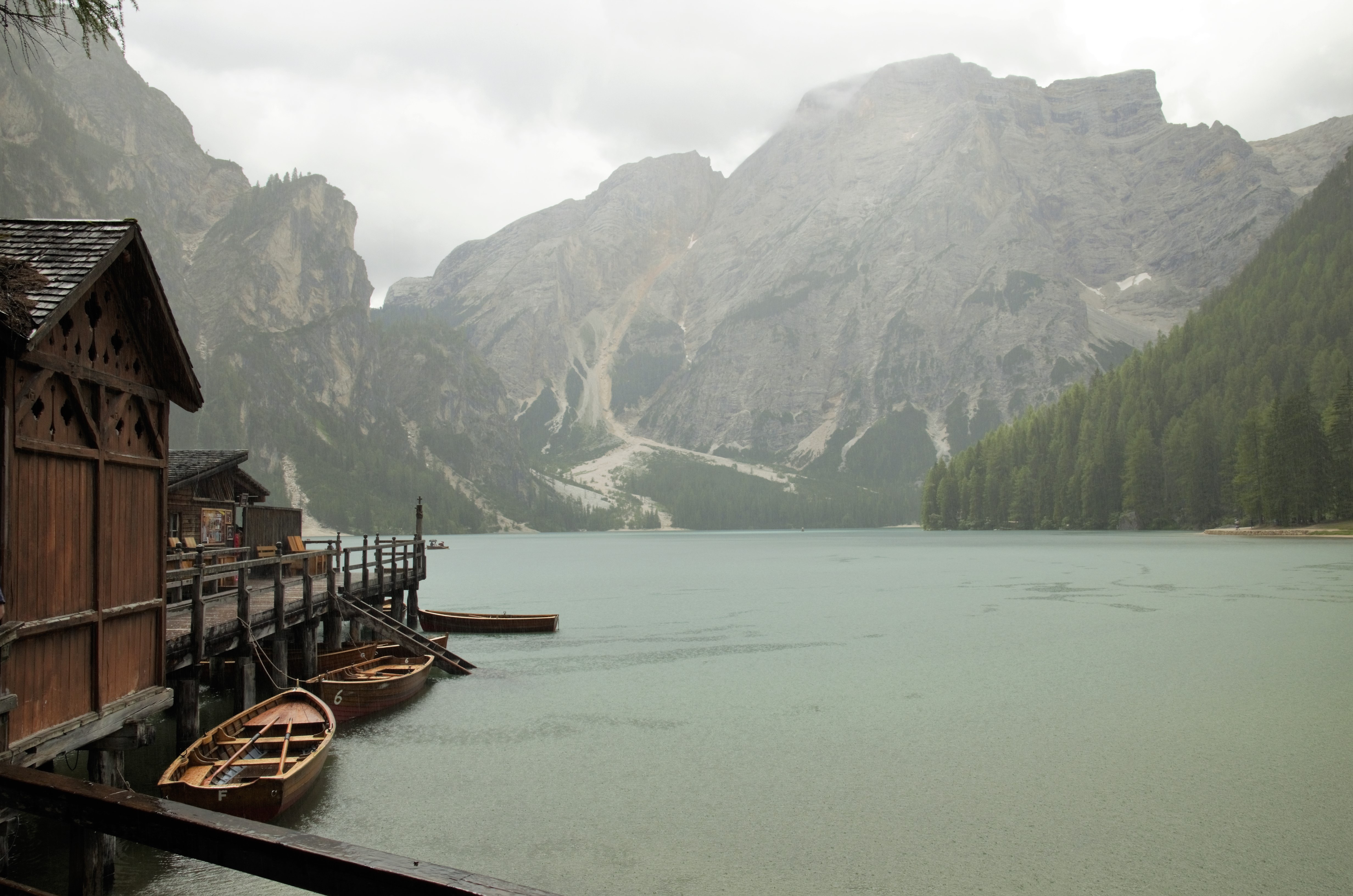 Handy-Wallpaper Landschaft, Regen, Seen, See, Boot, Gebirge, Fotografie, Wildnis kostenlos herunterladen.