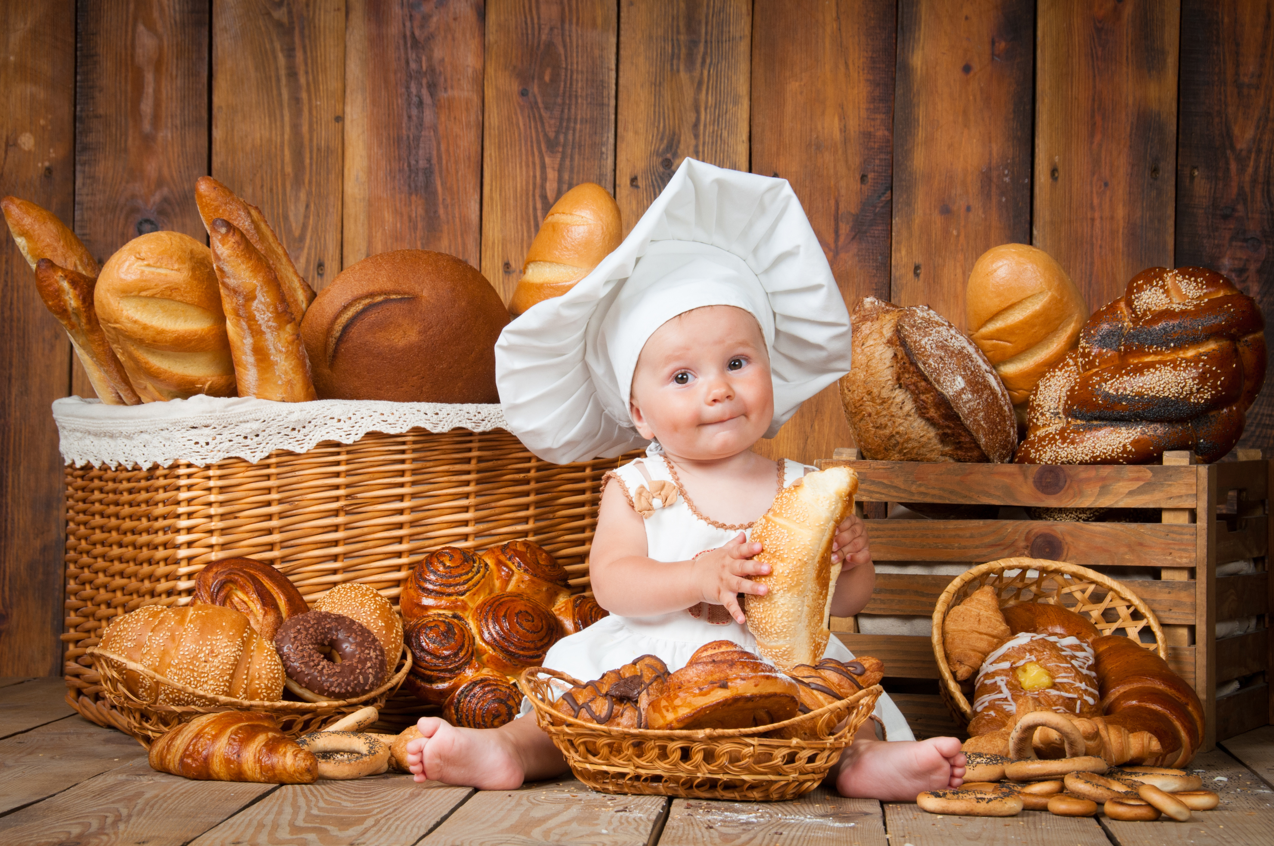 879617 скачать картинку фотографии, малыш, приготовление, хлеб, милые, вена - обои и заставки бесплатно