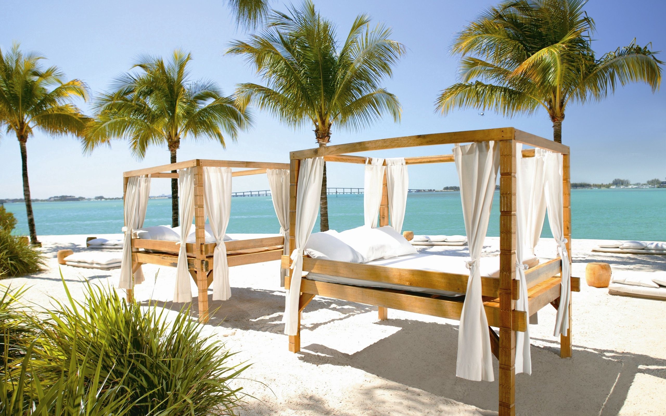 142508 завантажити шпалери пляж, пальми, інтер'єр, різне, ліжко, майамі, ліжка, miami - заставки і картинки безкоштовно