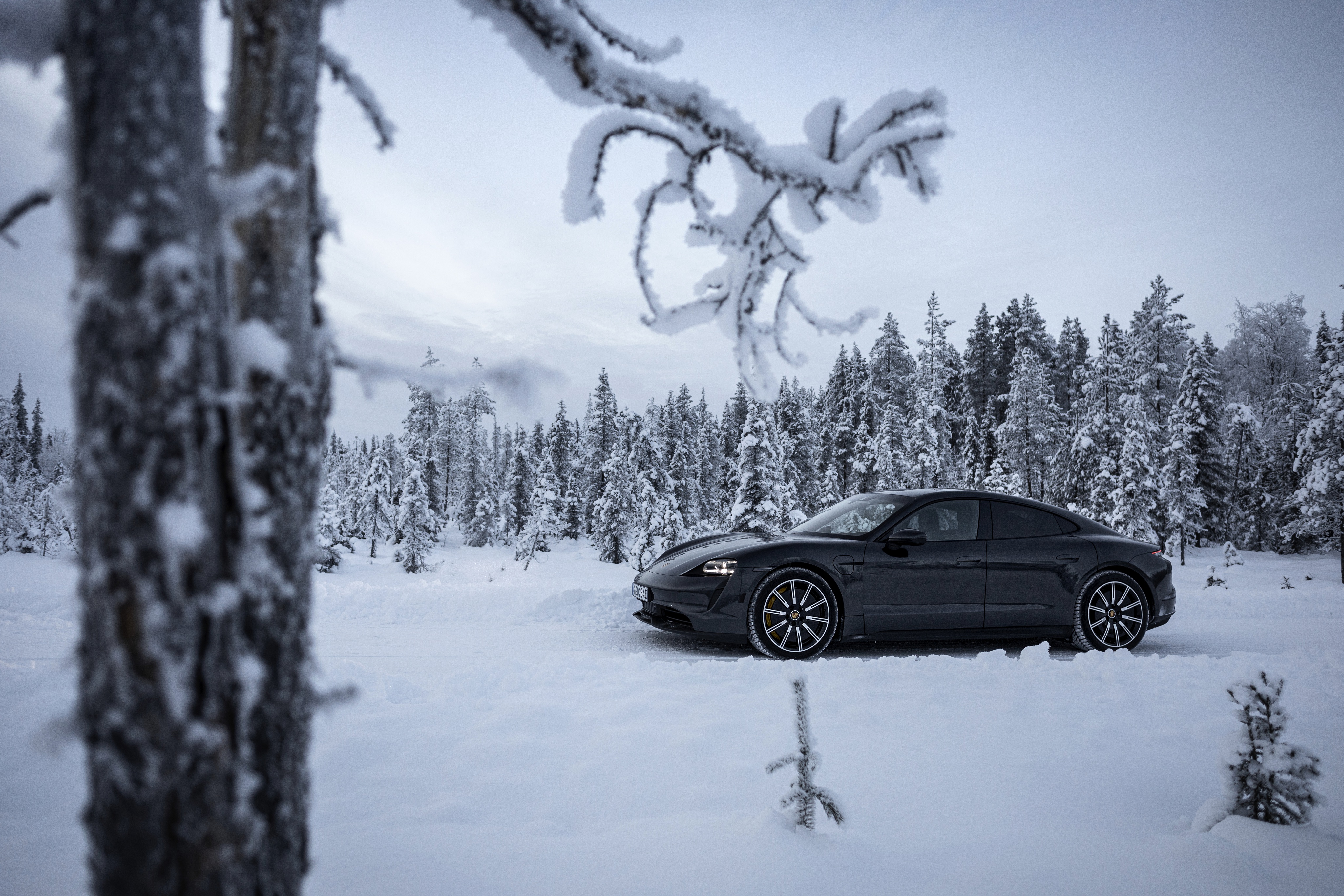 Handy-Wallpaper Winter, Porsche, Schnee, Autos, Fahrzeuge, Schwarzes Auto, Porsche Taycan 4S kostenlos herunterladen.