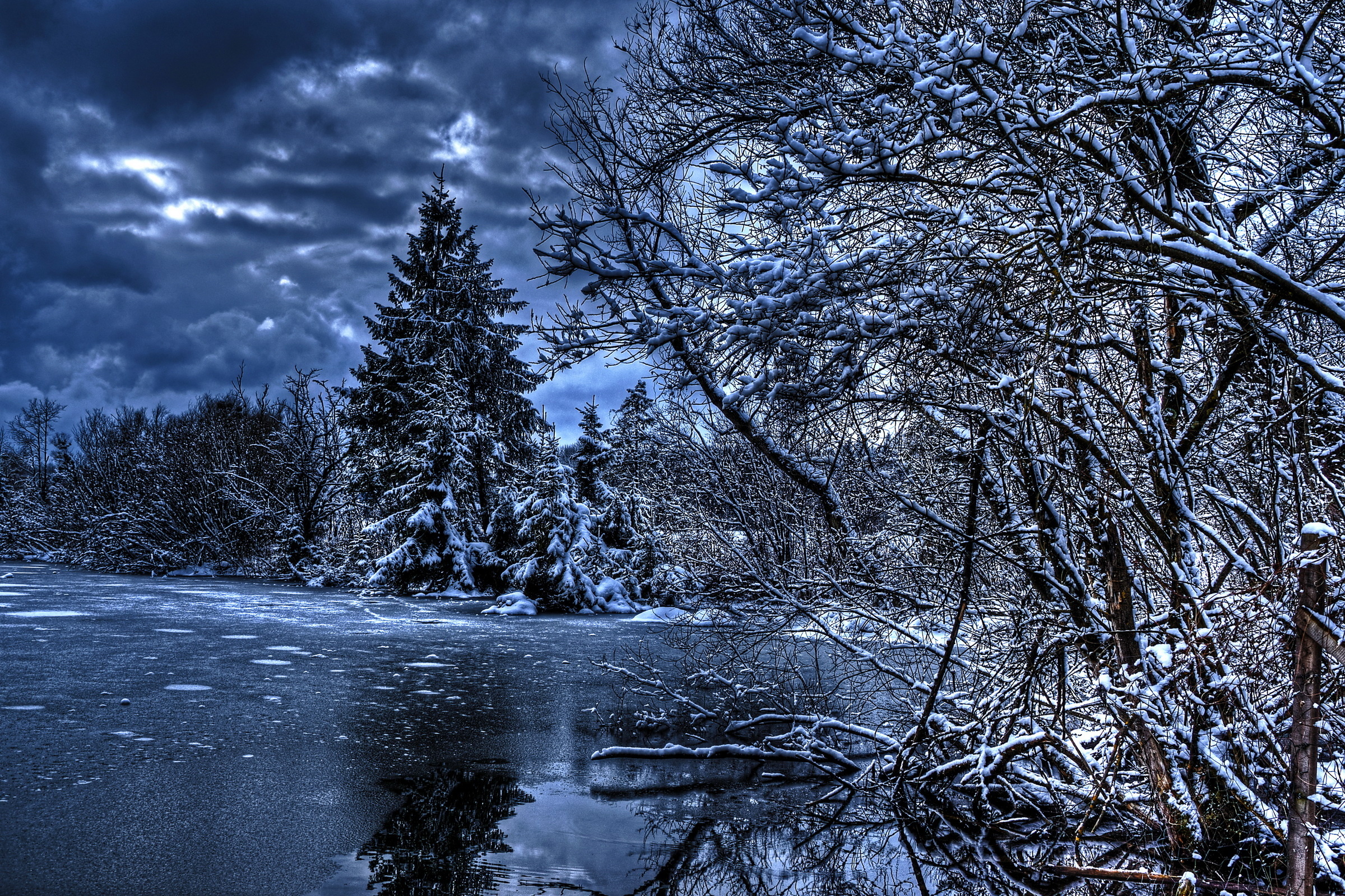 Скачать картинку Зима, Река, Небо, Облака, Снег, Лес, Дерево, Серый, Земля/природа, Холодное Сердце в телефон бесплатно.