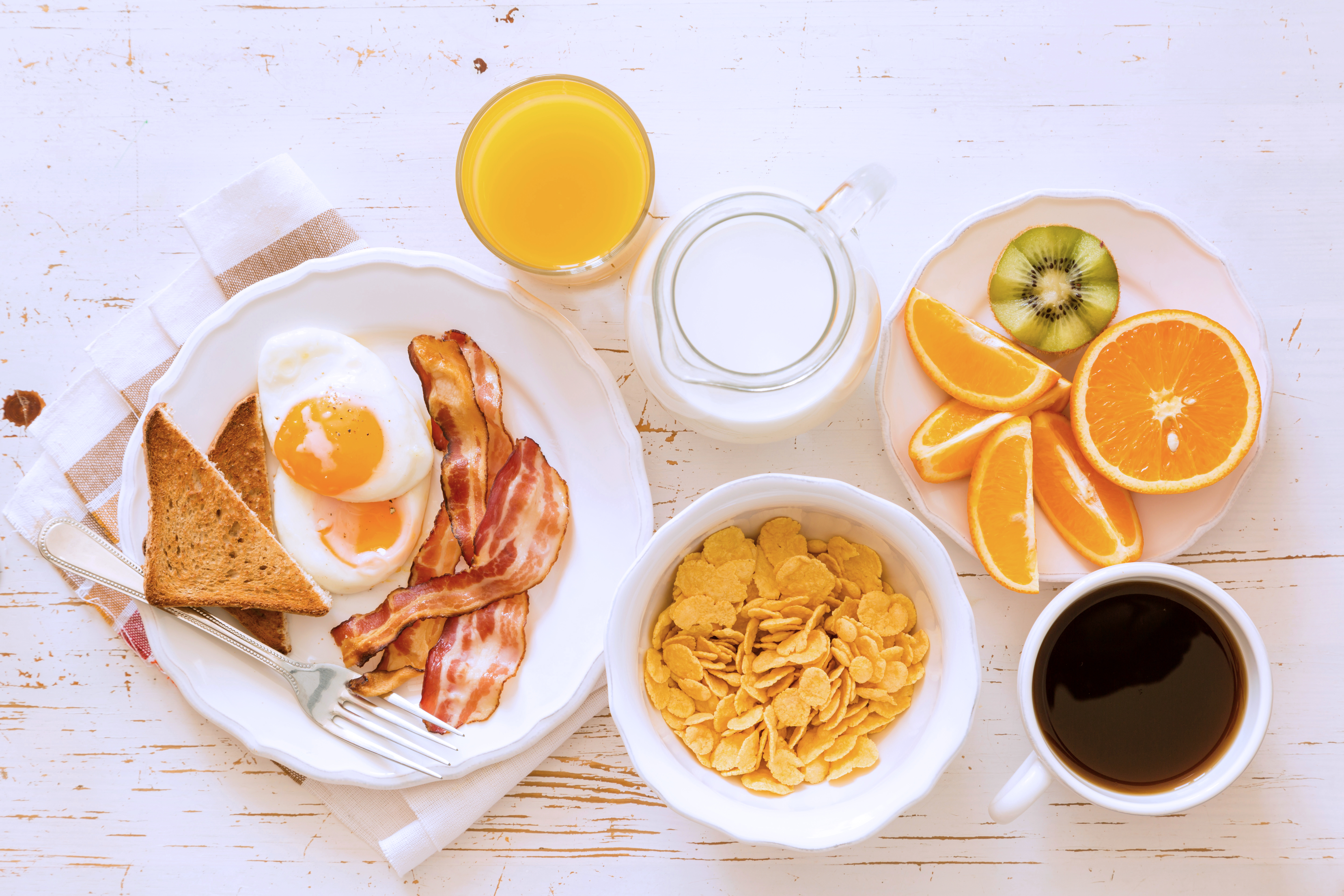 1526936画像をダウンロード食べ物, 朝ごはん, ベーコン, コーヒー, 卵, ジュース, 牛乳, オレンジ色）, 静物-壁紙とスクリーンセーバーを無料で