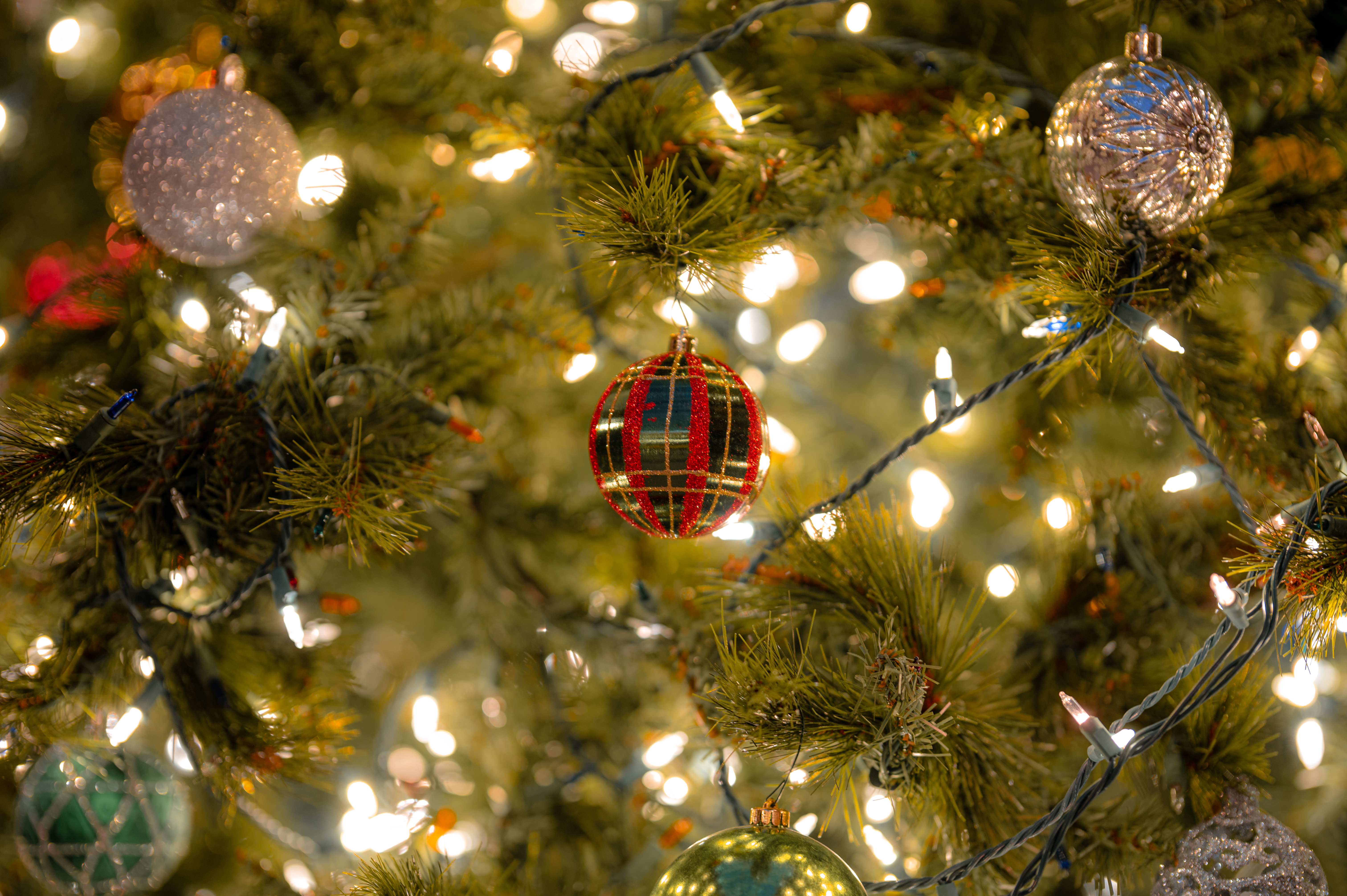 christmas tree, garland, holidays, new year, decorations, christmas, balls, garlands QHD