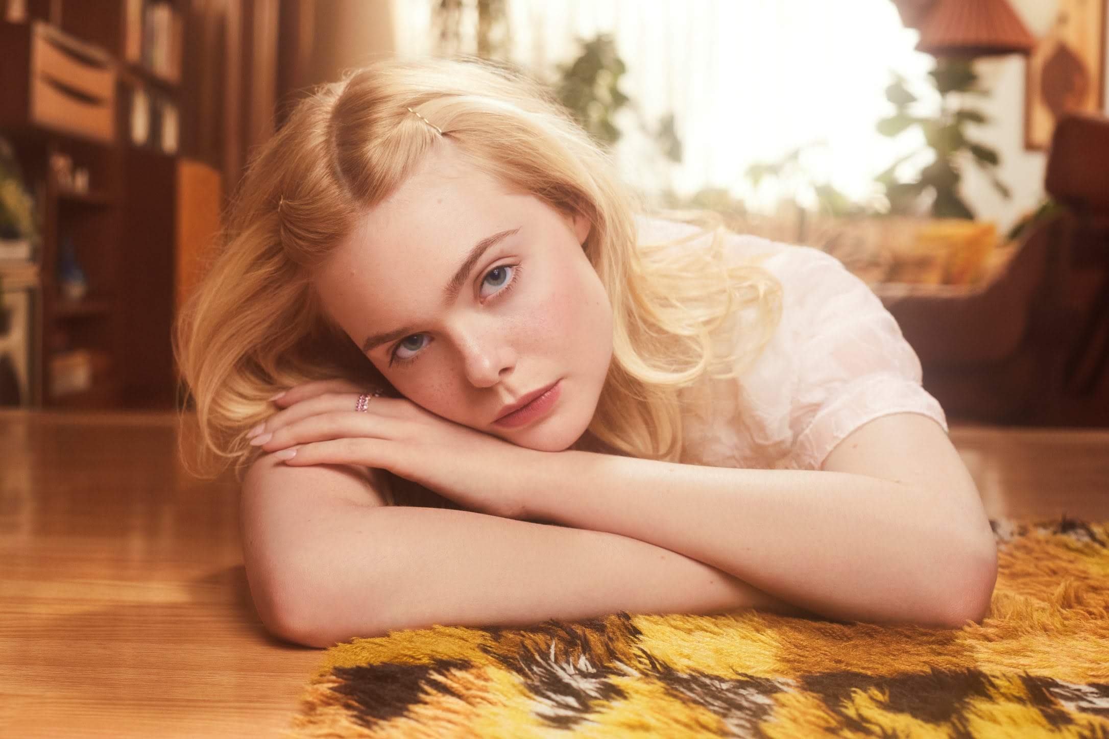Download mobile wallpaper Blonde, Blue Eyes, American, Celebrity, Actress, Stare, Elle Fanning for free.
