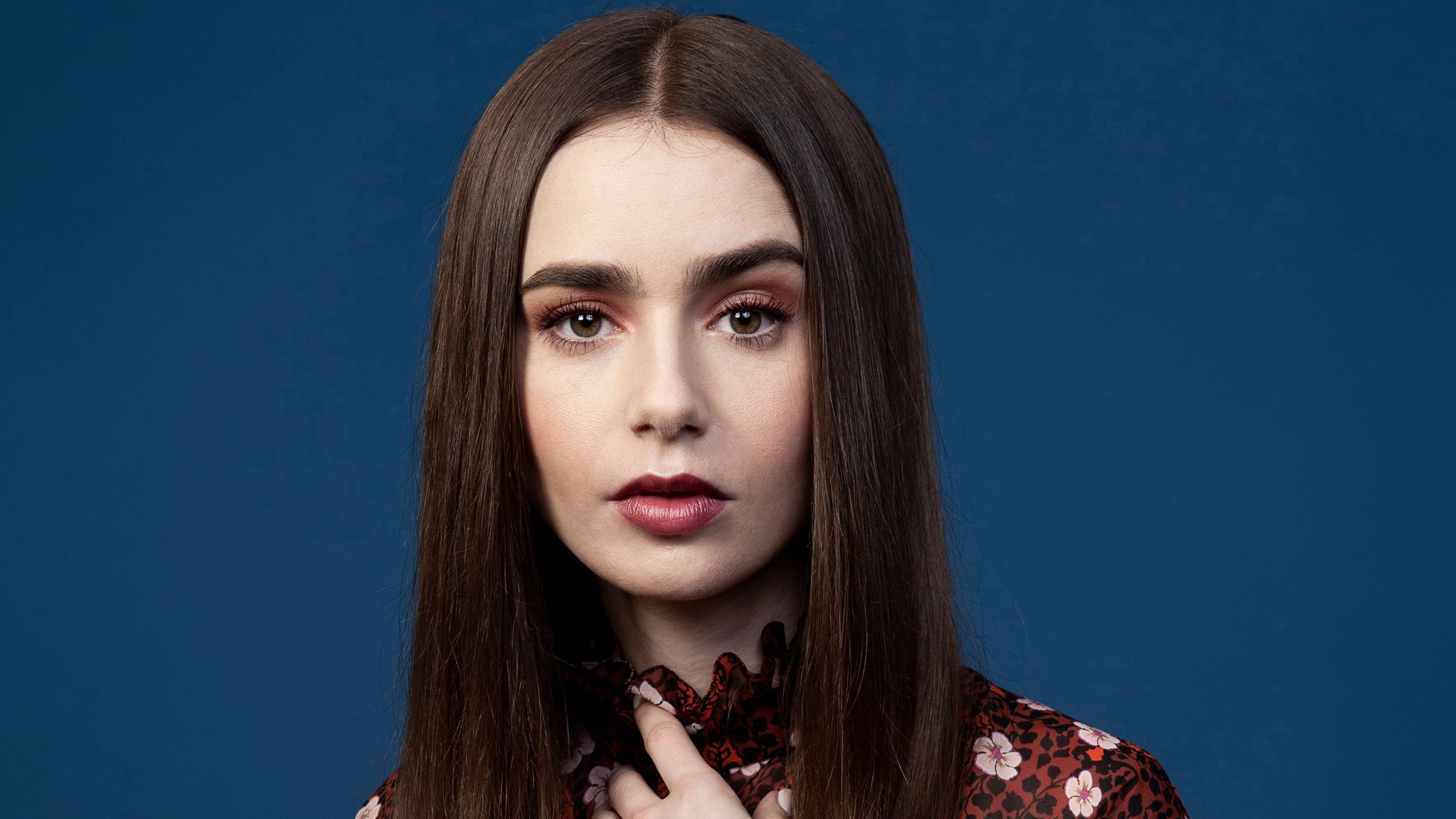 Free download wallpaper English, Face, Brunette, Model, Celebrity, Brown Eyes, Actress, Lipstick, Lily Collins on your PC desktop