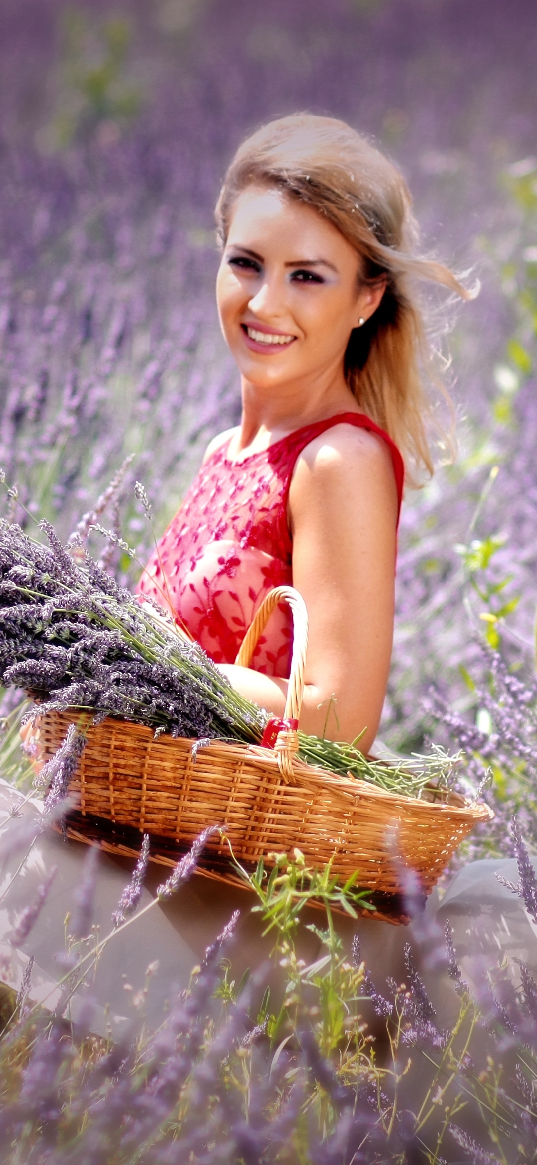 Baixar papel de parede para celular de Flor, Sorriso, Loiro, Lavanda, Modelo, Mulheres, Flor Roxa, Cabelo Loiro gratuito.