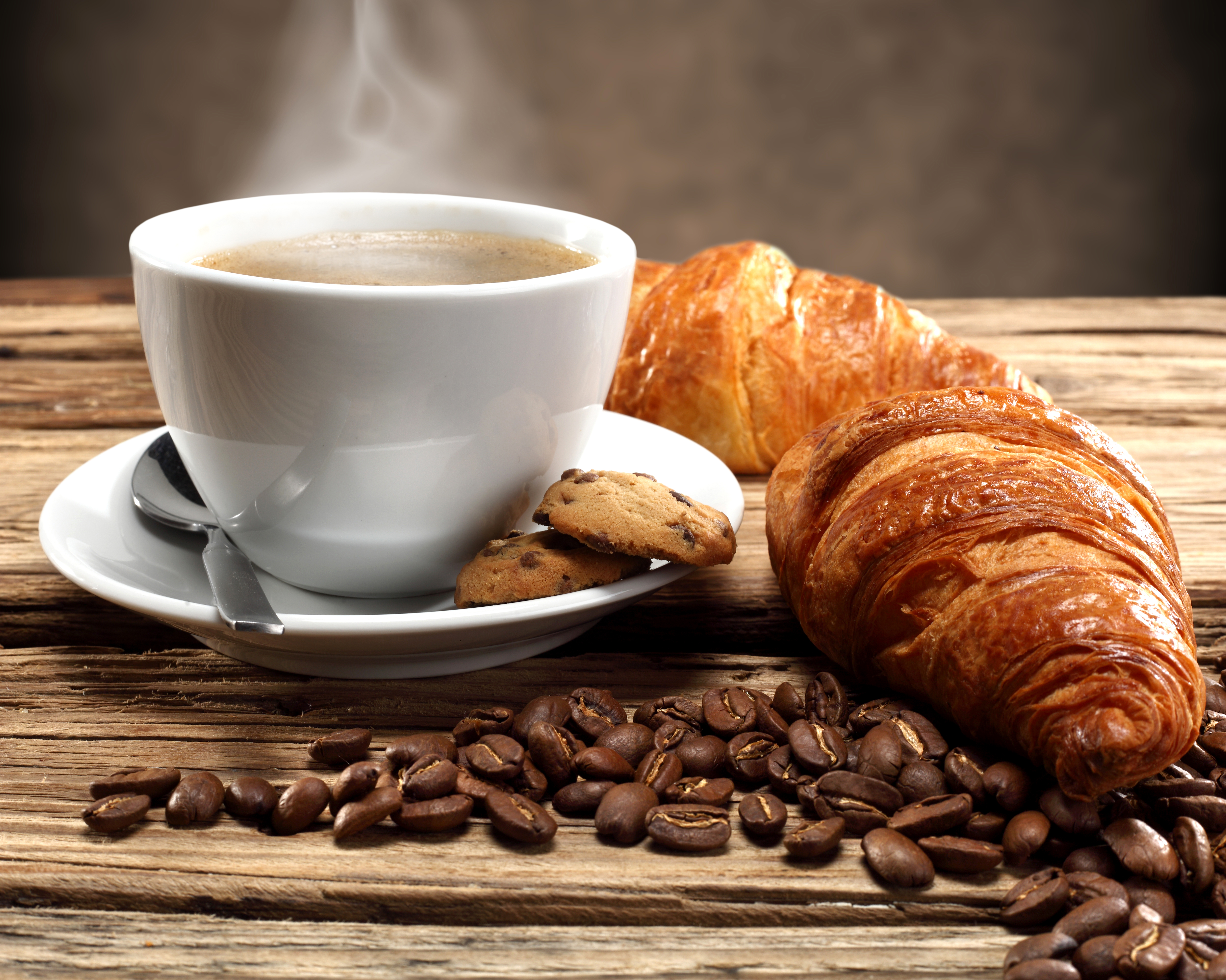 1527952 Hintergrundbild herunterladen nahrungsmittel, frühstuck, kaffeebohnen, kaffee, plätzchen, croissant, tasse - Bildschirmschoner und Bilder kostenlos