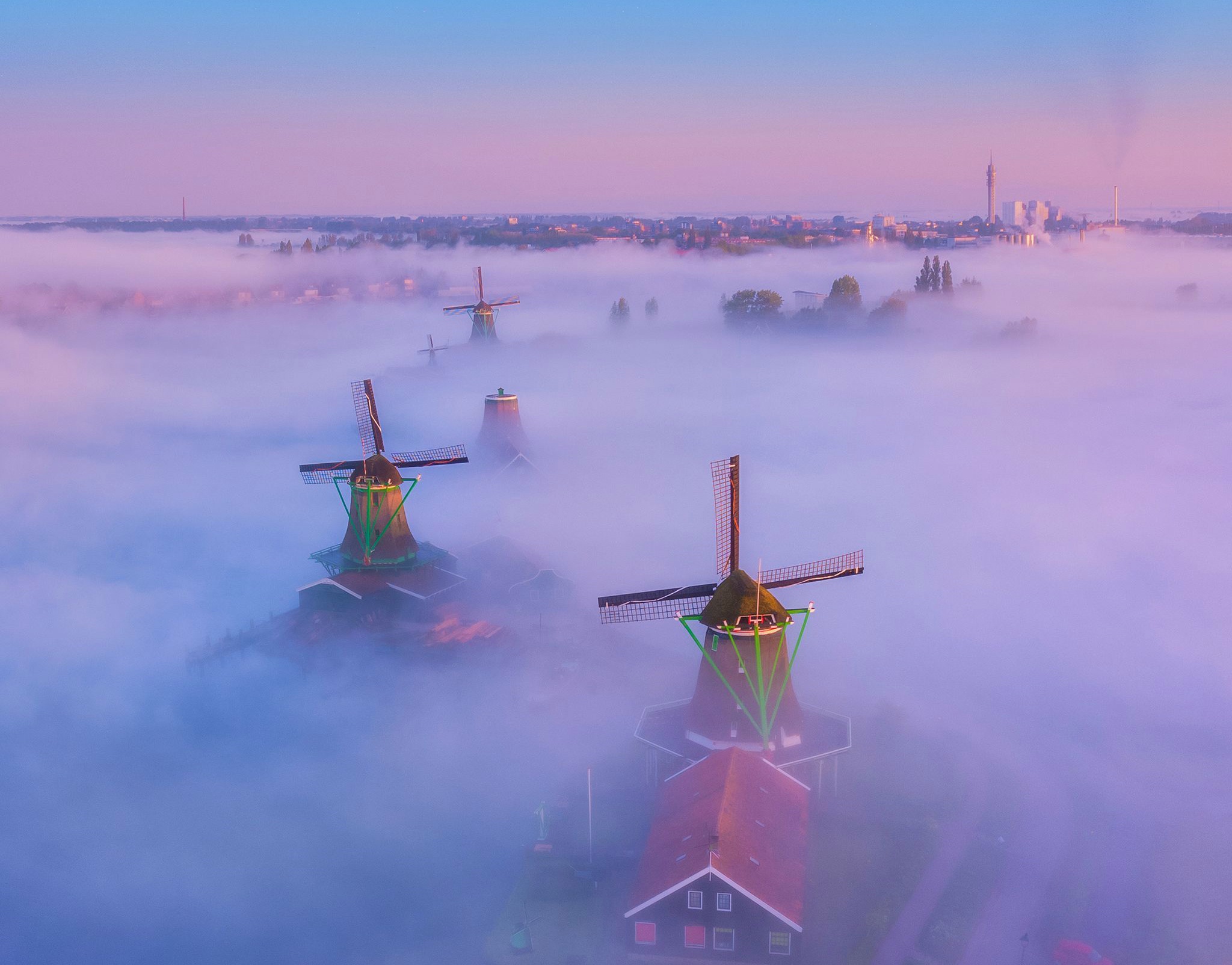 Laden Sie das Landschaft, Gebäude, Nebel, Windmühle, Menschengemacht-Bild kostenlos auf Ihren PC-Desktop herunter