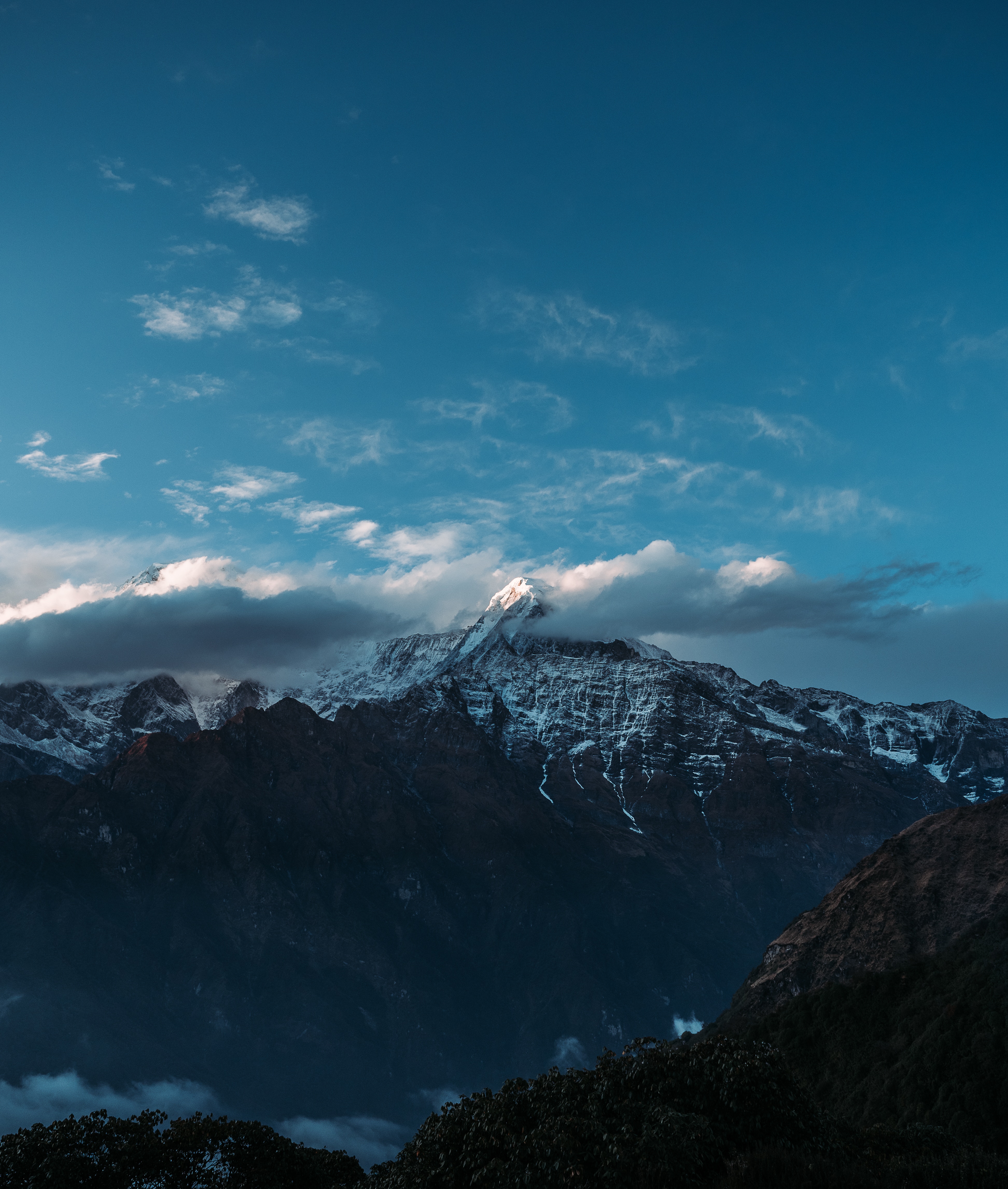 Скачать картинку Гималаи, Облака, Небо, Вершины, Горы, Природа в телефон бесплатно.