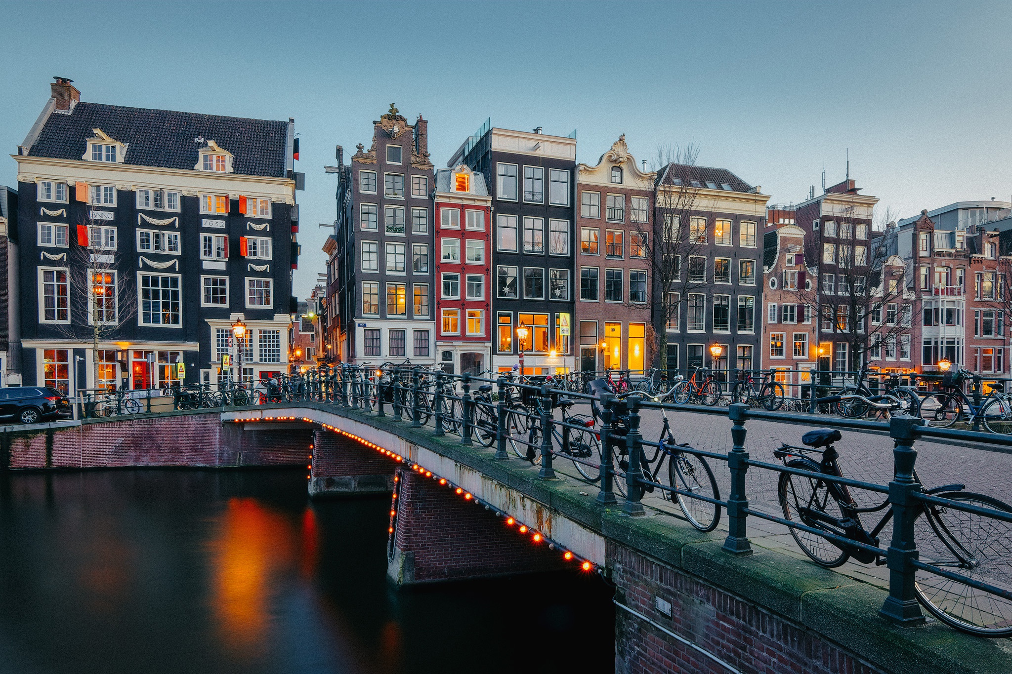 Скачать обои бесплатно Дом, Мост, Велосипед, Нидерланды, Канал, Амстердам, Строительство, Сделано Человеком картинка на рабочий стол ПК