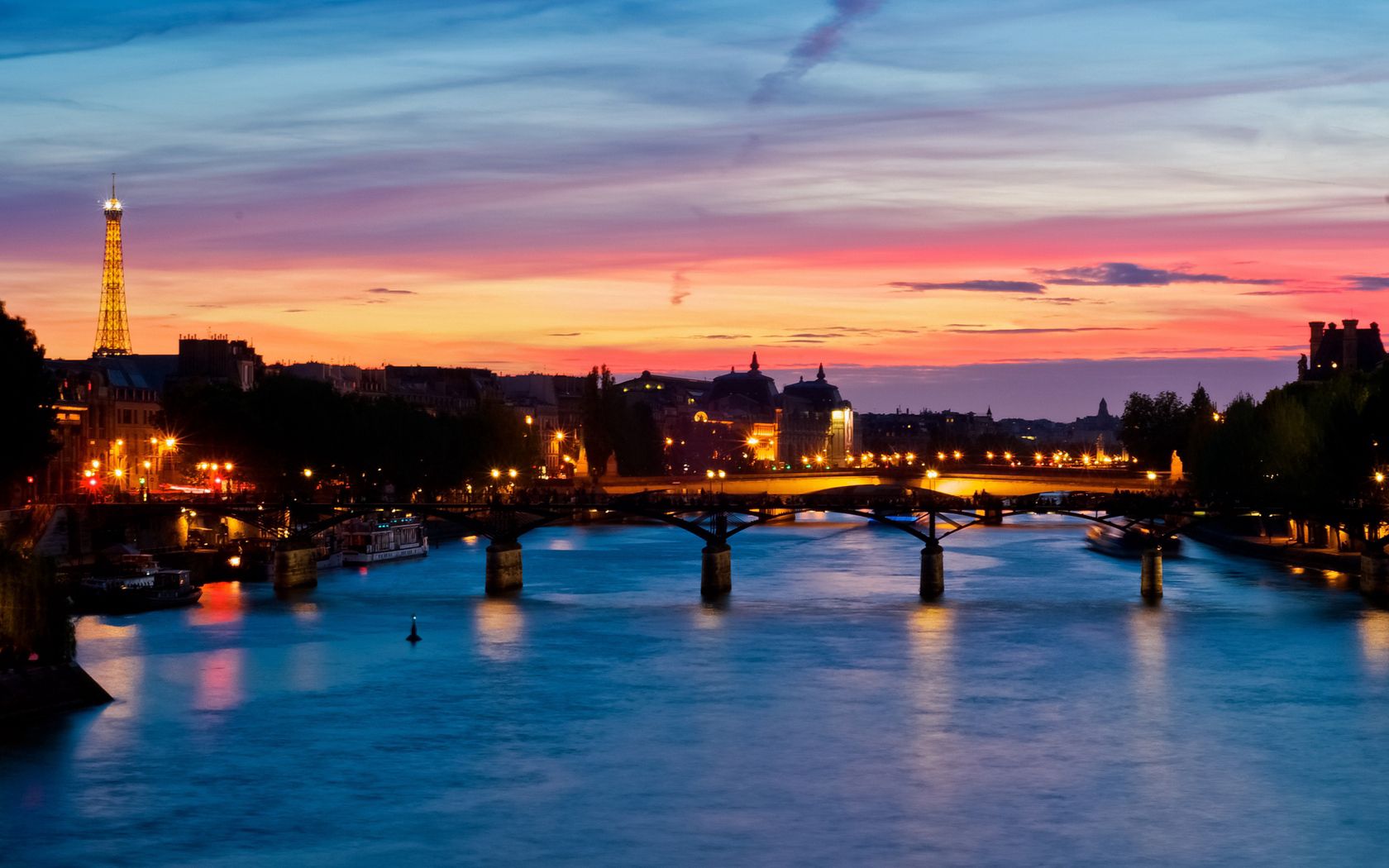 Скачать картинку Город, Река, Вечер, Города, Закат, Франция, Париж в телефон бесплатно.