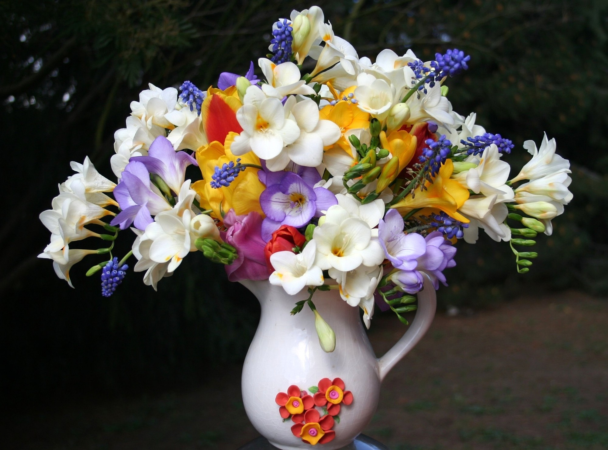 745438 скачать картинку букет, крокус, белый цветок, сделано человеком, цветок, фрезия, кувшин, ваза - обои и заставки бесплатно