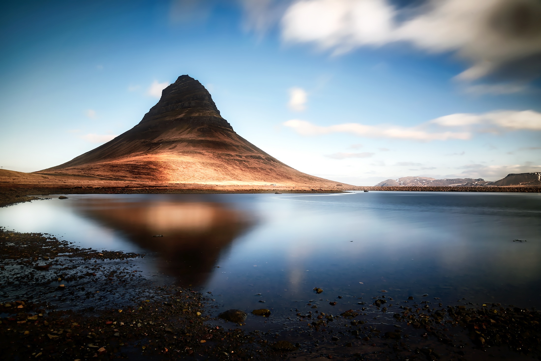 809417 скачать картинку земля/природа, киркьюфетль, исландия, озеро, природа, вершина горы, отражение - обои и заставки бесплатно