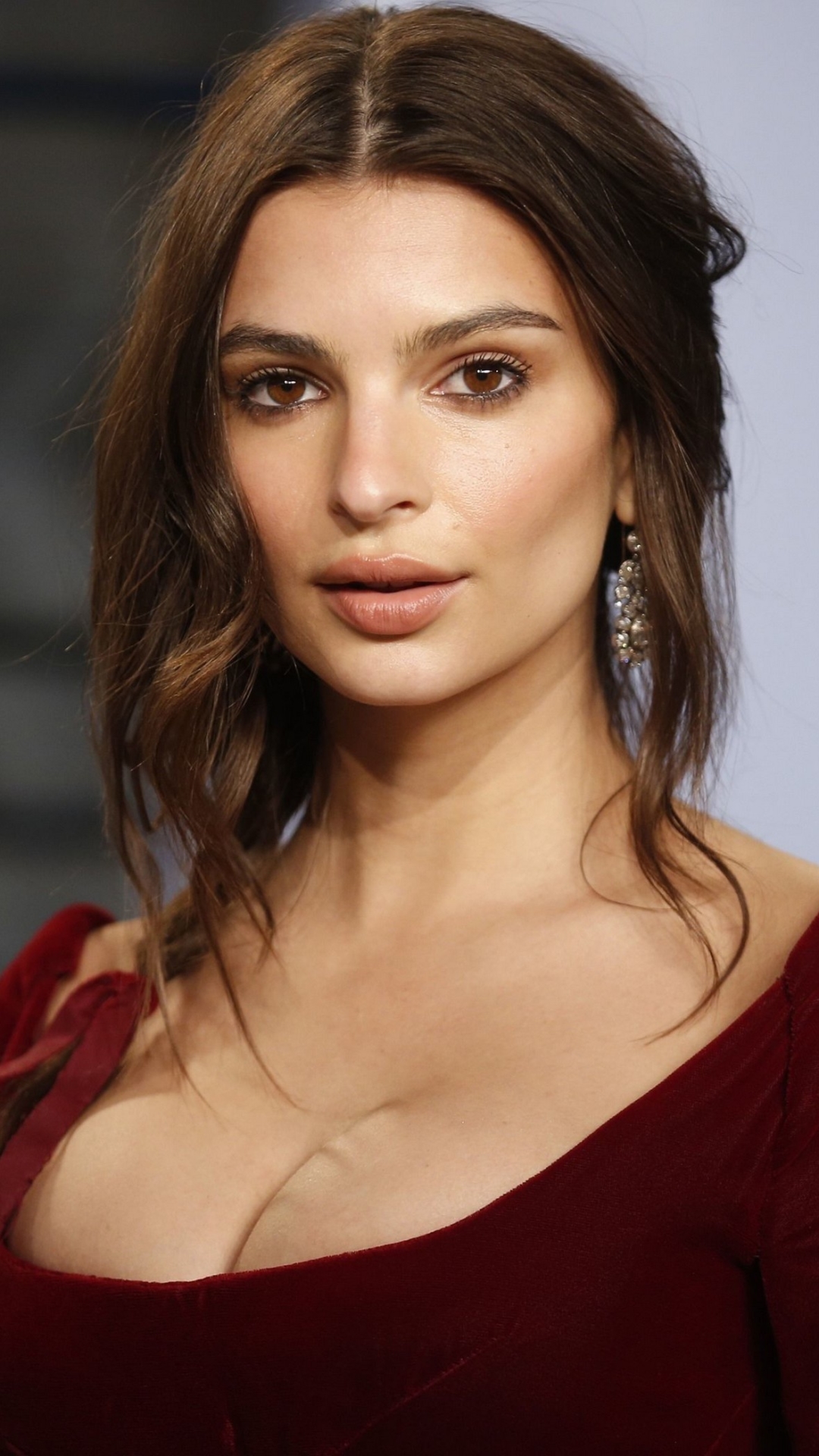 Download mobile wallpaper Brunette, Model, American, Celebrity, Brown Eyes, Actress, Emily Ratajkowski for free.